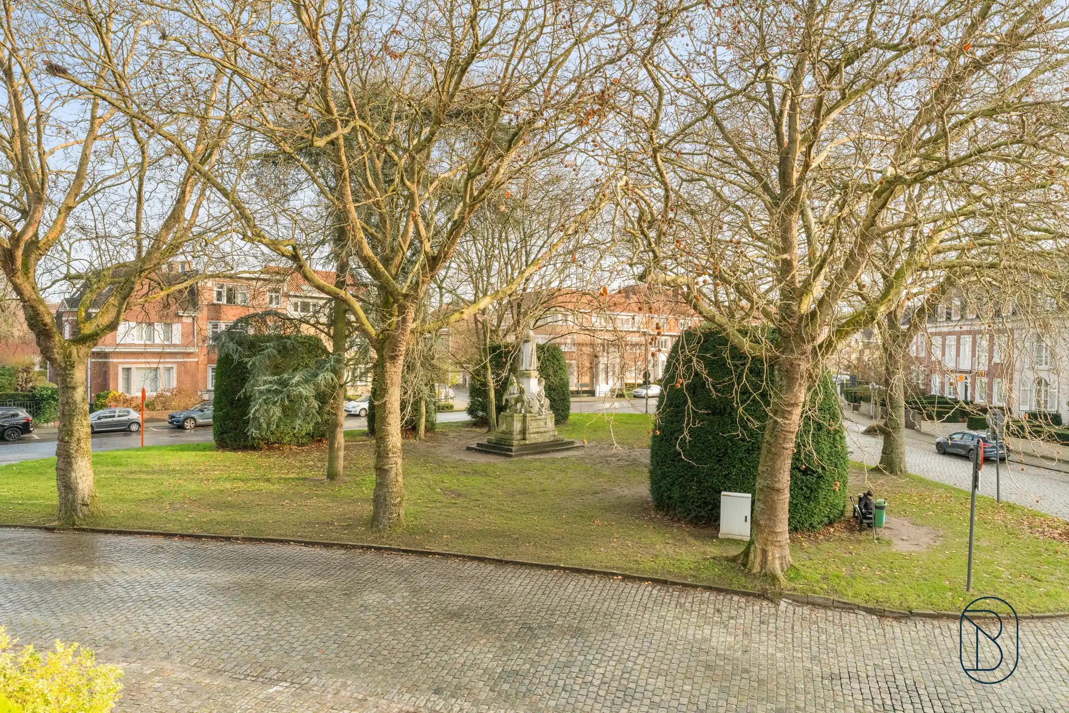 Topgelegen op te frissen herenwoning met ruime garage foto 22