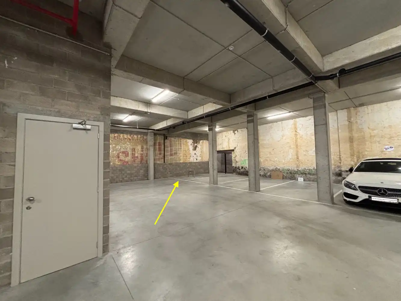 Uiterst centraal gelegen parkeerplaats foto {{pictureIndex}}