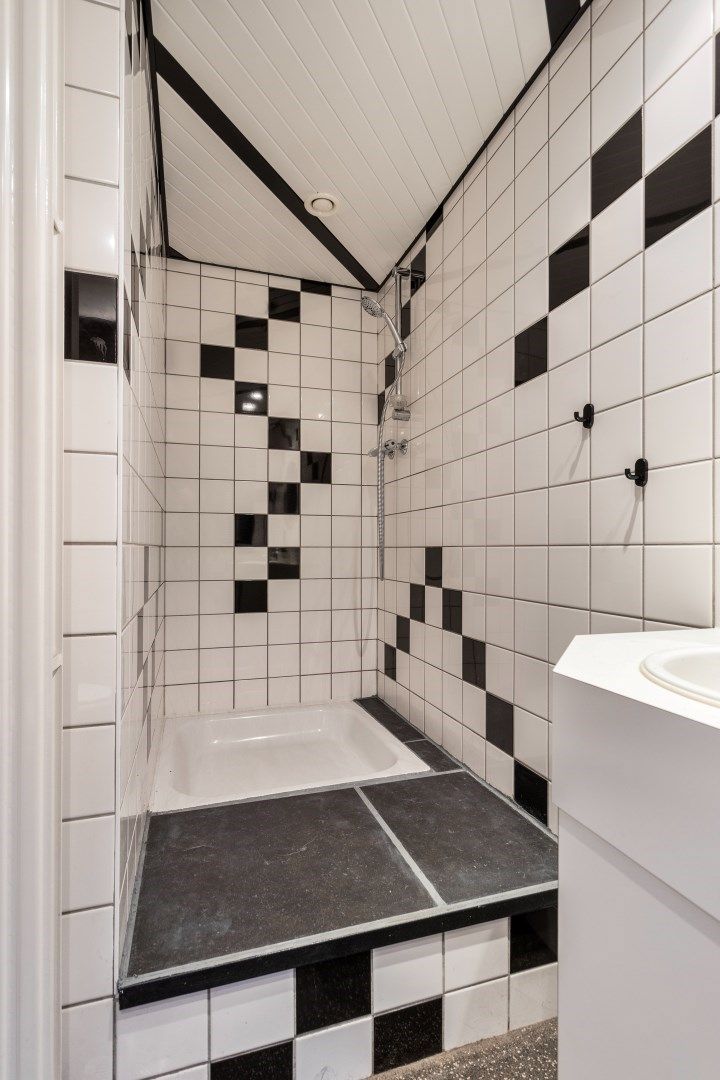Verrassend ruime woning met knap terras en diepe tuin foto 9