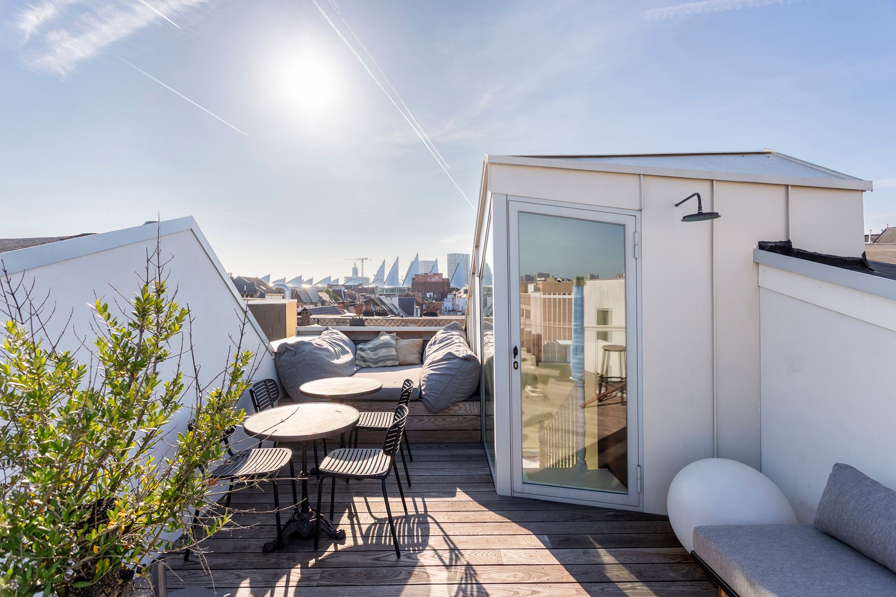 Hippe stadswoning aan de Troonplaats met buitenruimte foto 13