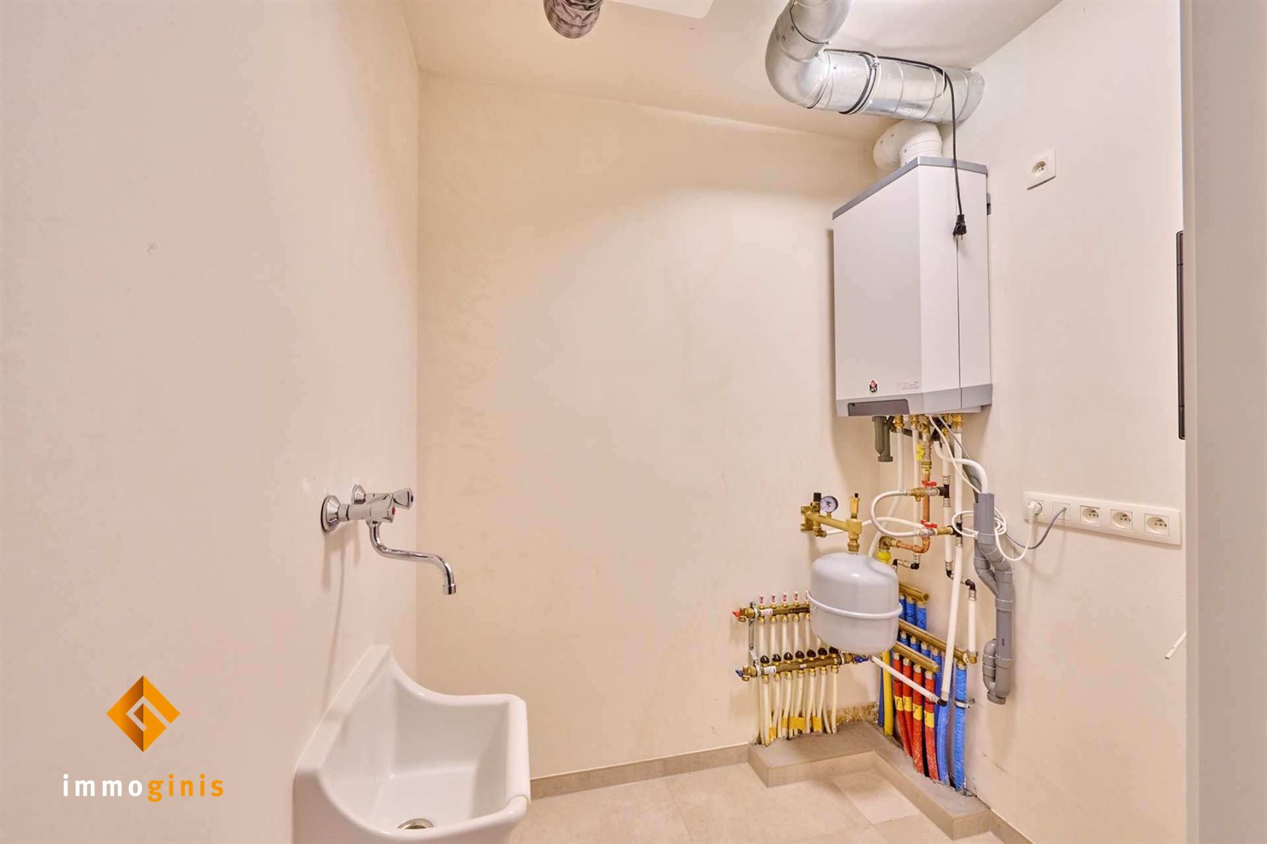 Zéér mooi en ruim gelijkvloers appartement met 2 slpks nabij het centrum van Hamont! foto 10