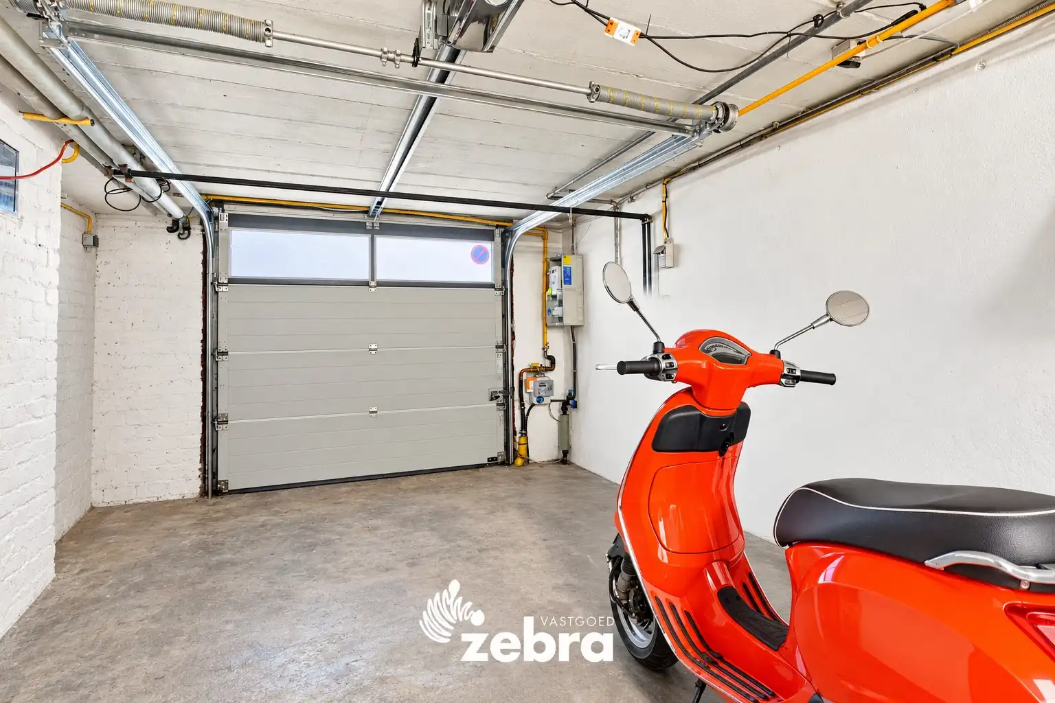 Instapklare halfopen bebouwing met 2 slaapkamers, ruime garage en EPC B in Assebroek! foto 15