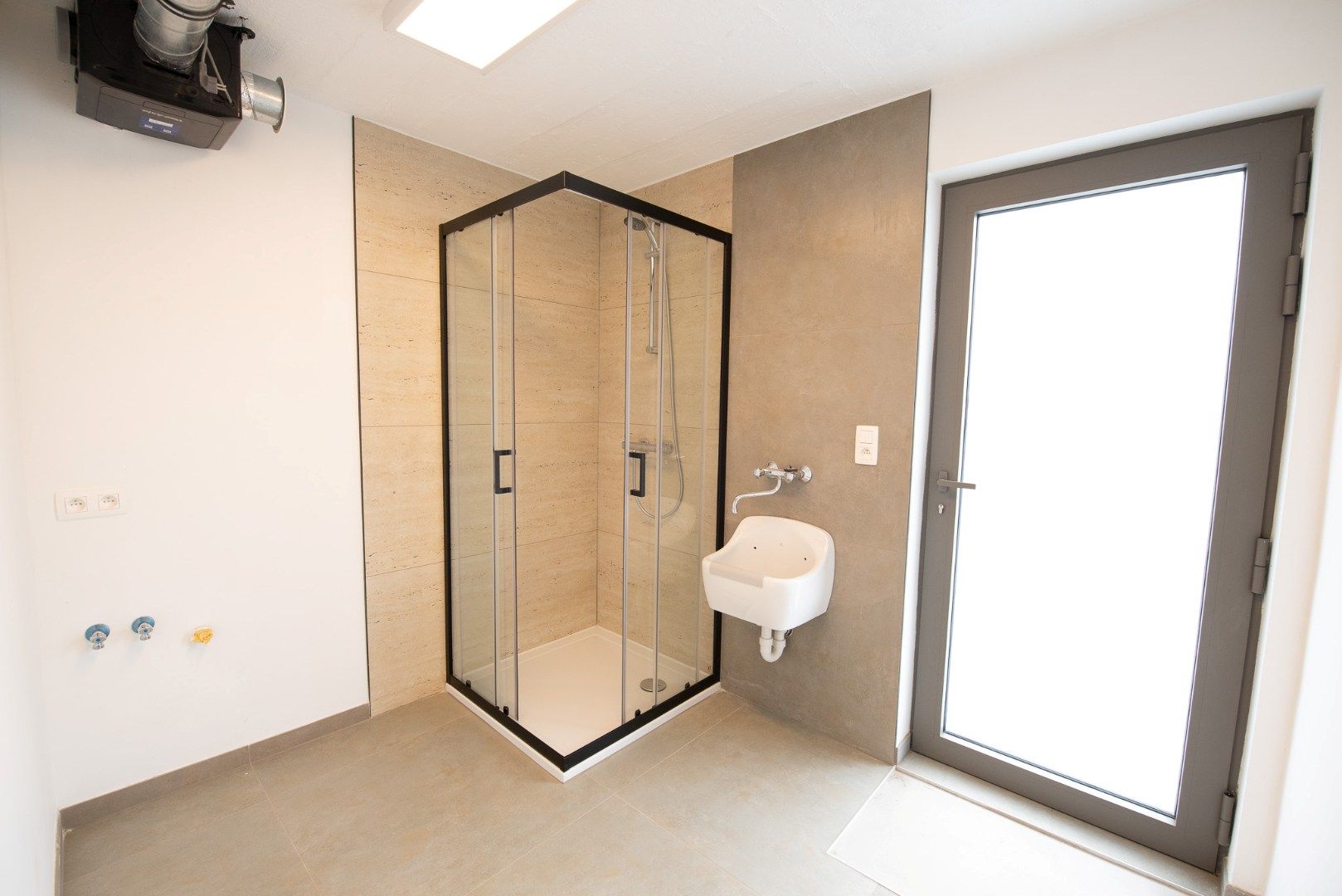 Knap gerenoveerde halfopen bebouwing met 3 slpks, garage & carport! foto 9