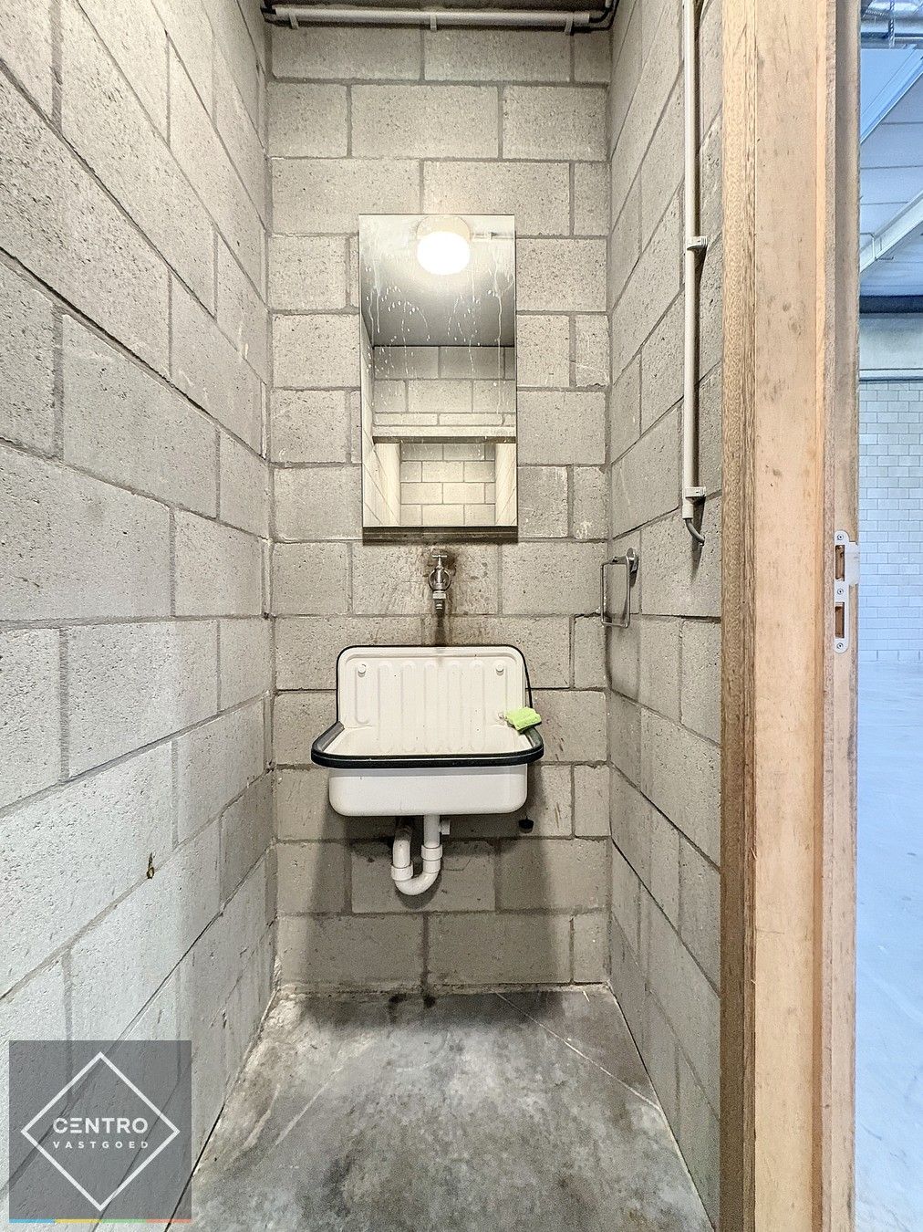Instapklare OPSLAGRUIMTE (265m²) met toilet en hoge sectionaalpoort (gemakkelijk toegankelijk met grote vrachtwagens). Op industriezone "Herdersbrug" te Brugge. foto 7