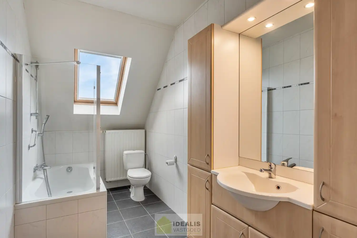 IDEALIS VASTGOED – INSTAPKLAAR DUPLEX APPARTEMENT GELEGEN OP UITERST CENTRALE LOCATIE TE HECHTEL-EKSEL foto 27