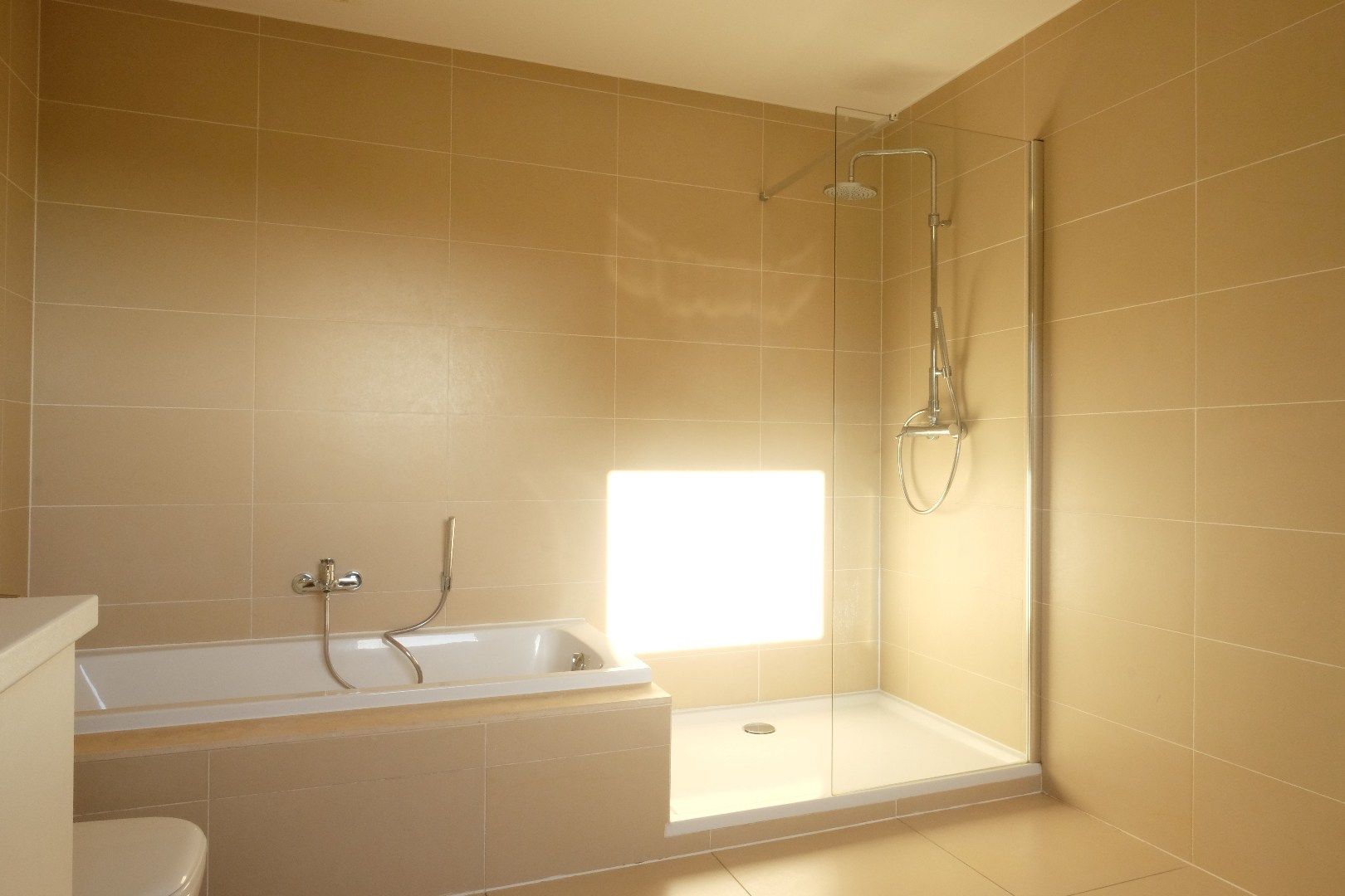 Recente ruime moderne halfopen woning met tuin en garage. foto 13