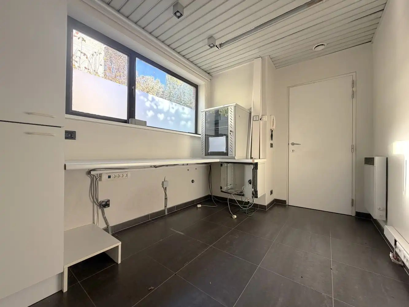 Ruim handelspand (161m²) op topligging in Torhout! foto 17