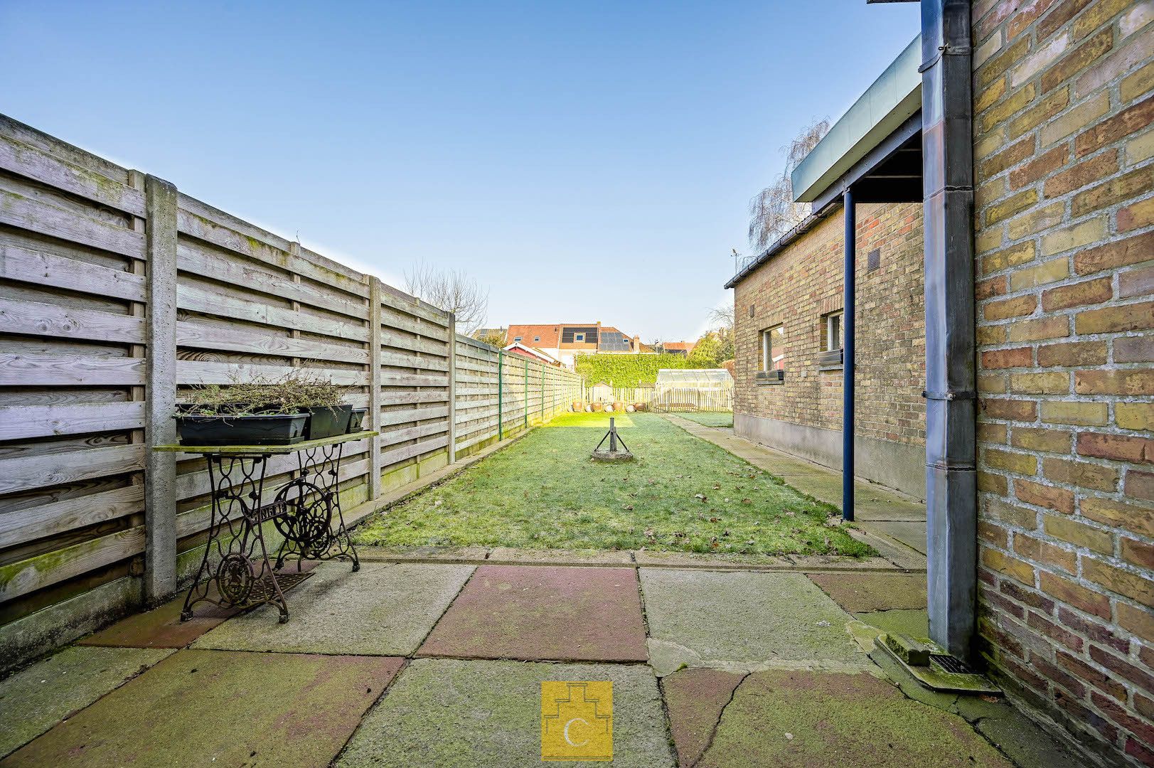 Halfopen bebouwing met grote tuin en prachtig uitzicht nabij Station foto 13