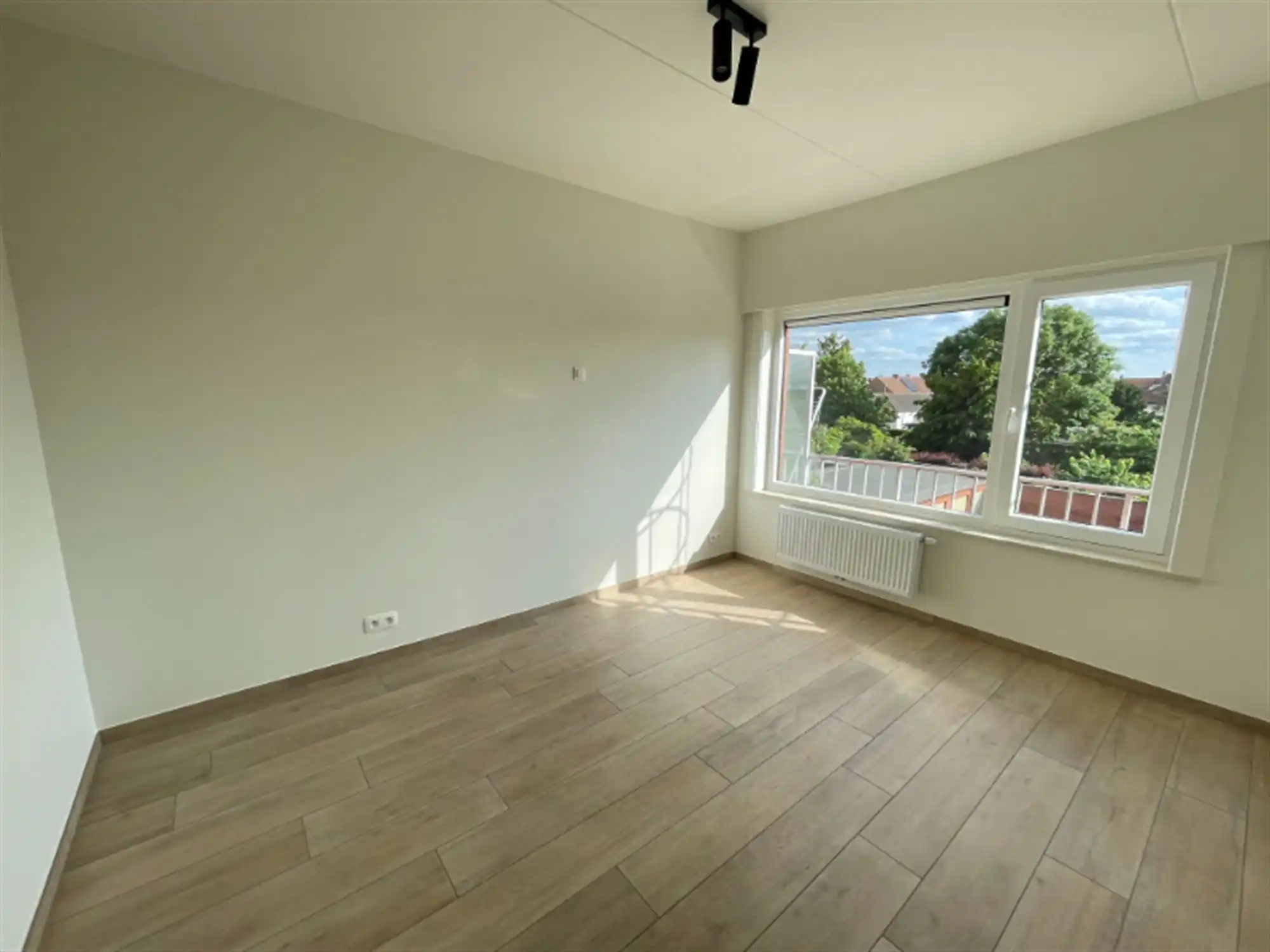 Vernieuwd modern appartement met terras en garage foto 6