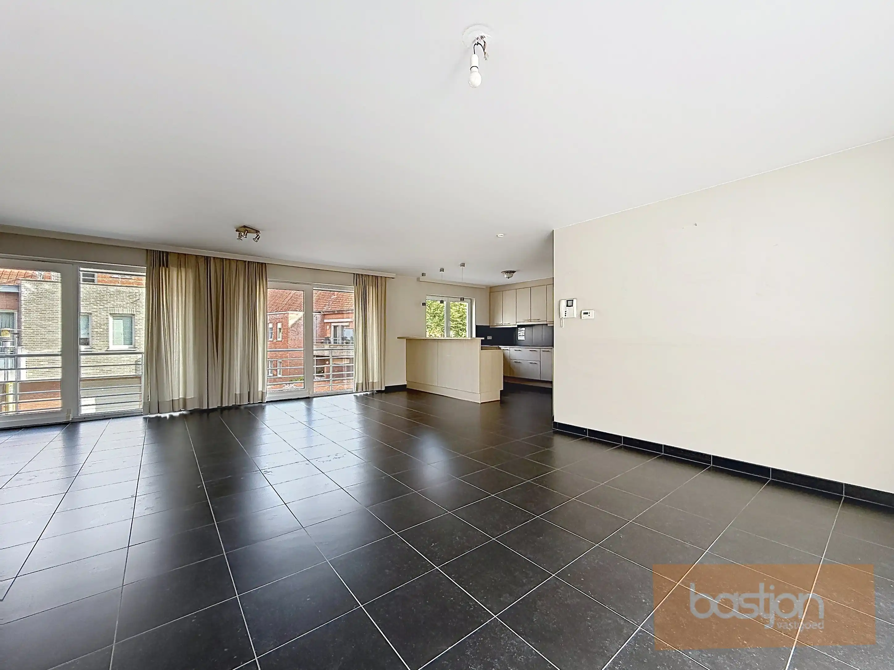 Lichtrijk appartement met terras en garage op Markeplaats foto 4