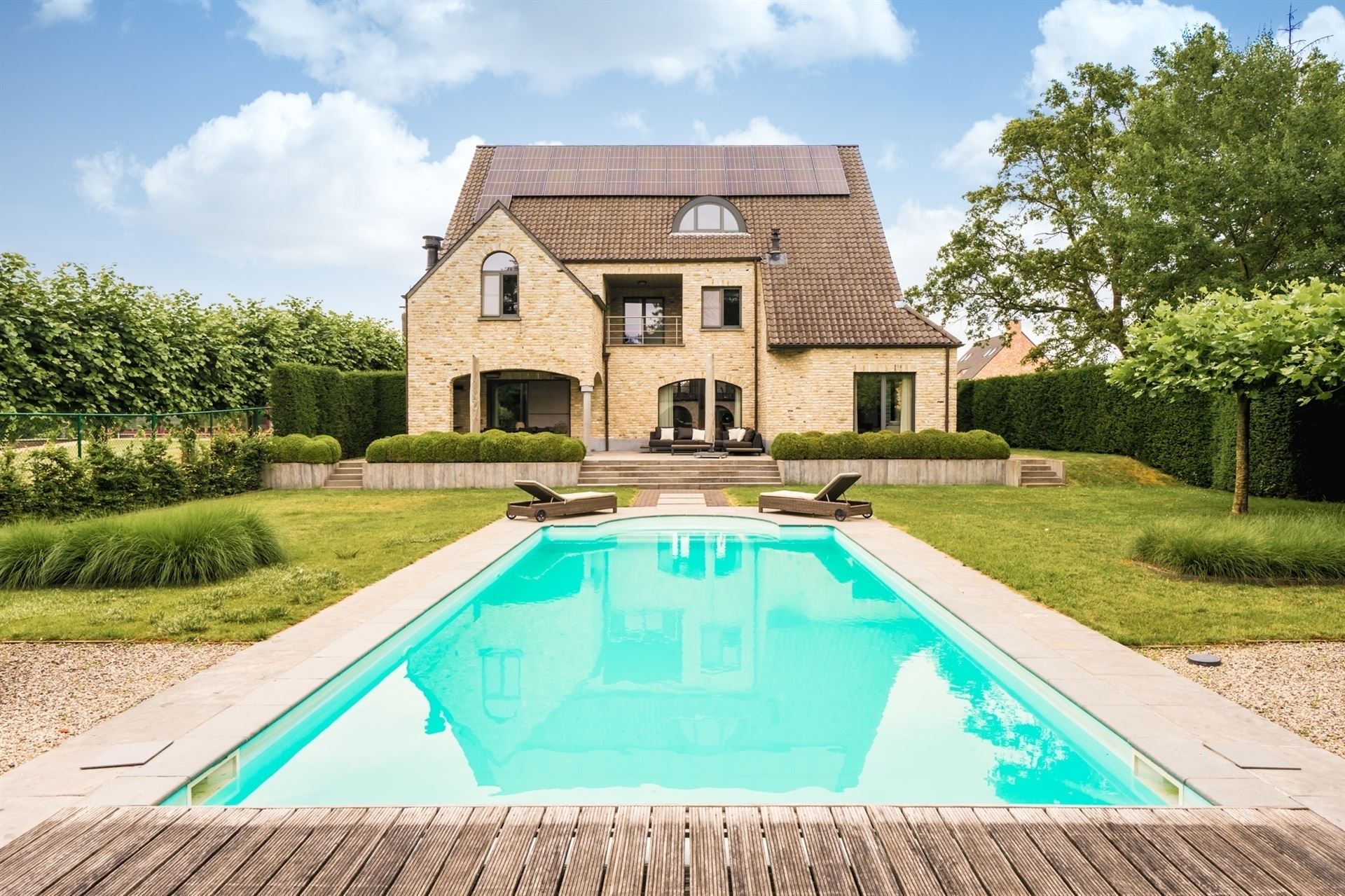 Uitzonderlijke villa met prachtig aangelegde tuin, zwembad & poolhouse, dakterras, in groene omgeving. foto 1