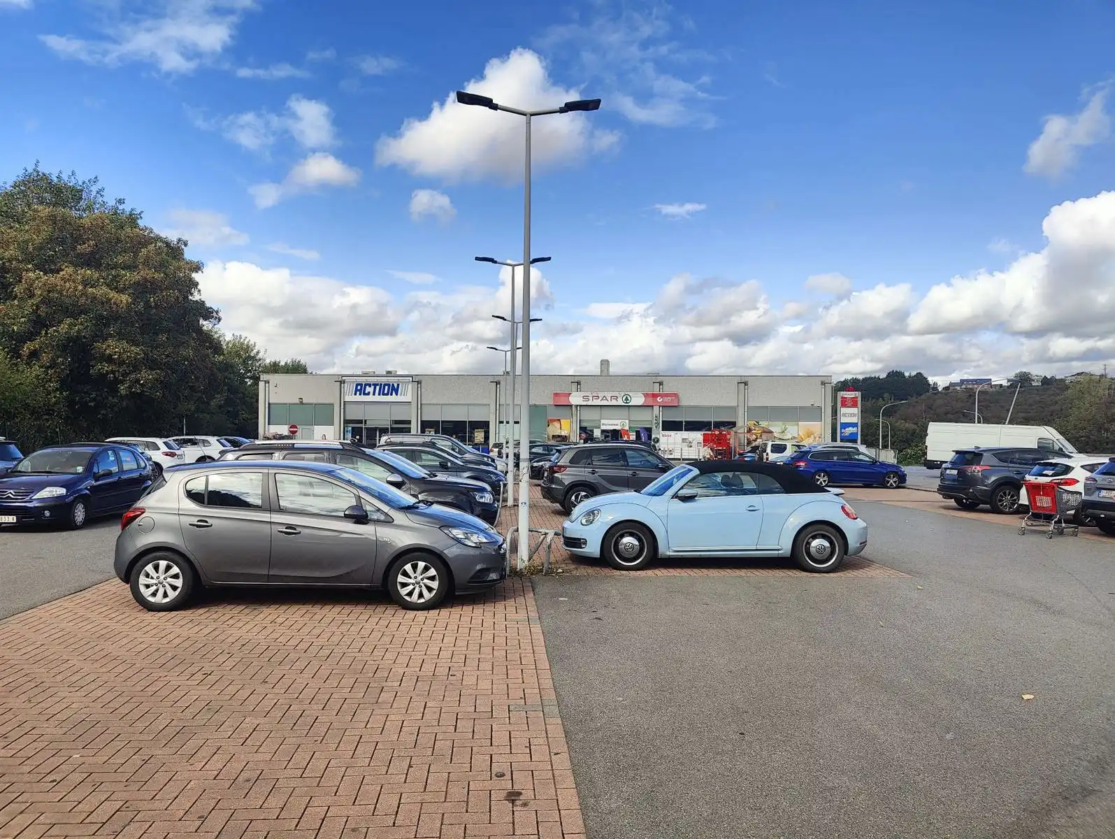 Handelspand 1.784 m² te huur Laneffe met parking foto 3