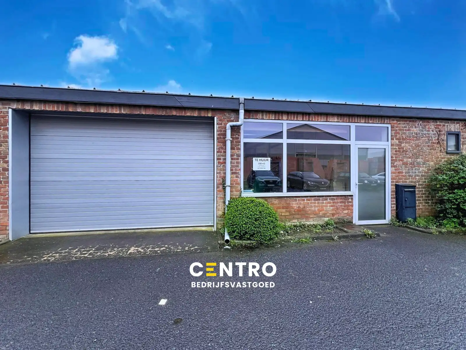 Magazijn van 315m² met mezzanine vlak bij de RING van Poperinge ! foto {{pictureIndex}}