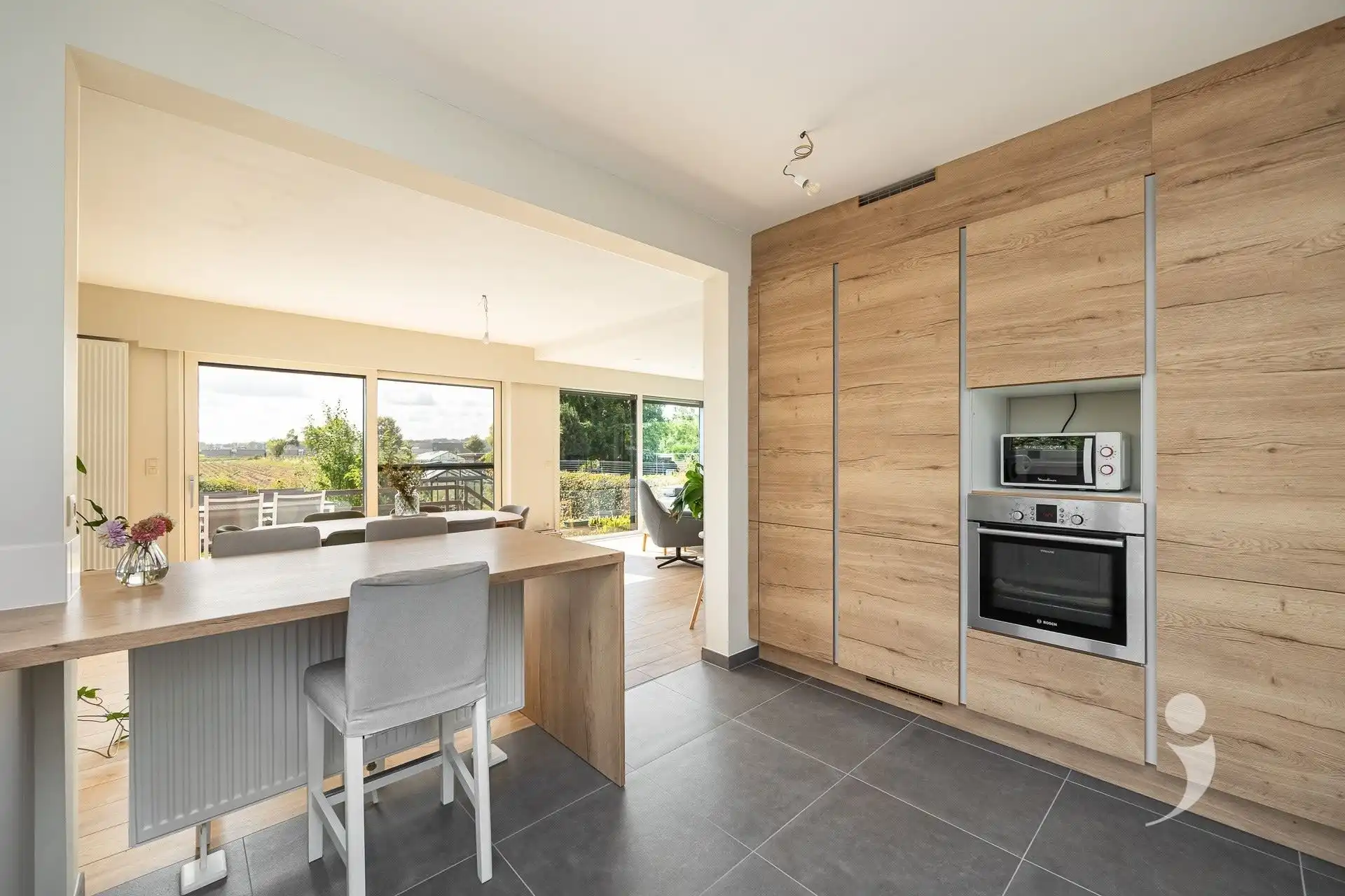 Gerenoveerde woning met prachtig zicht over de velden foto 10