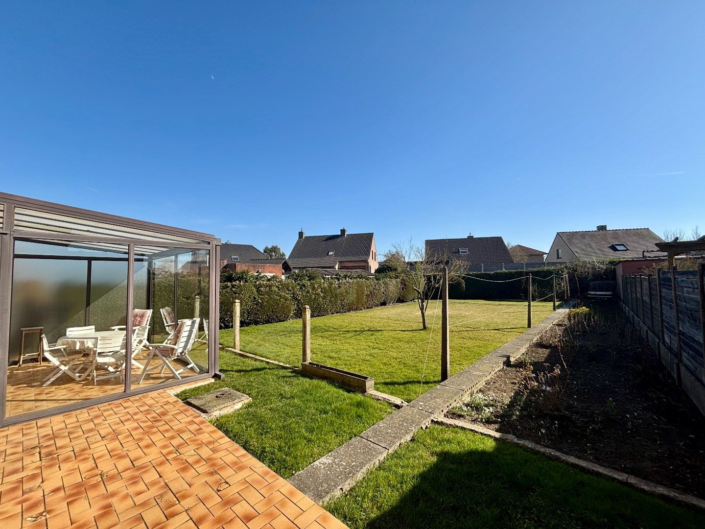 Ruime en kloeke halfopen woning met zonnige tuin. Opp:555m². foto 5