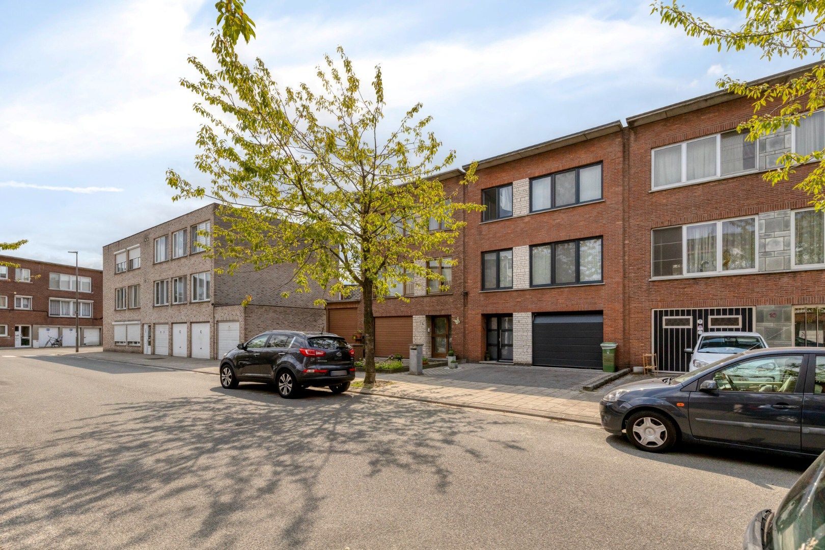 Ruime woning met tuin, 3 slpk en dubbele garage foto 2