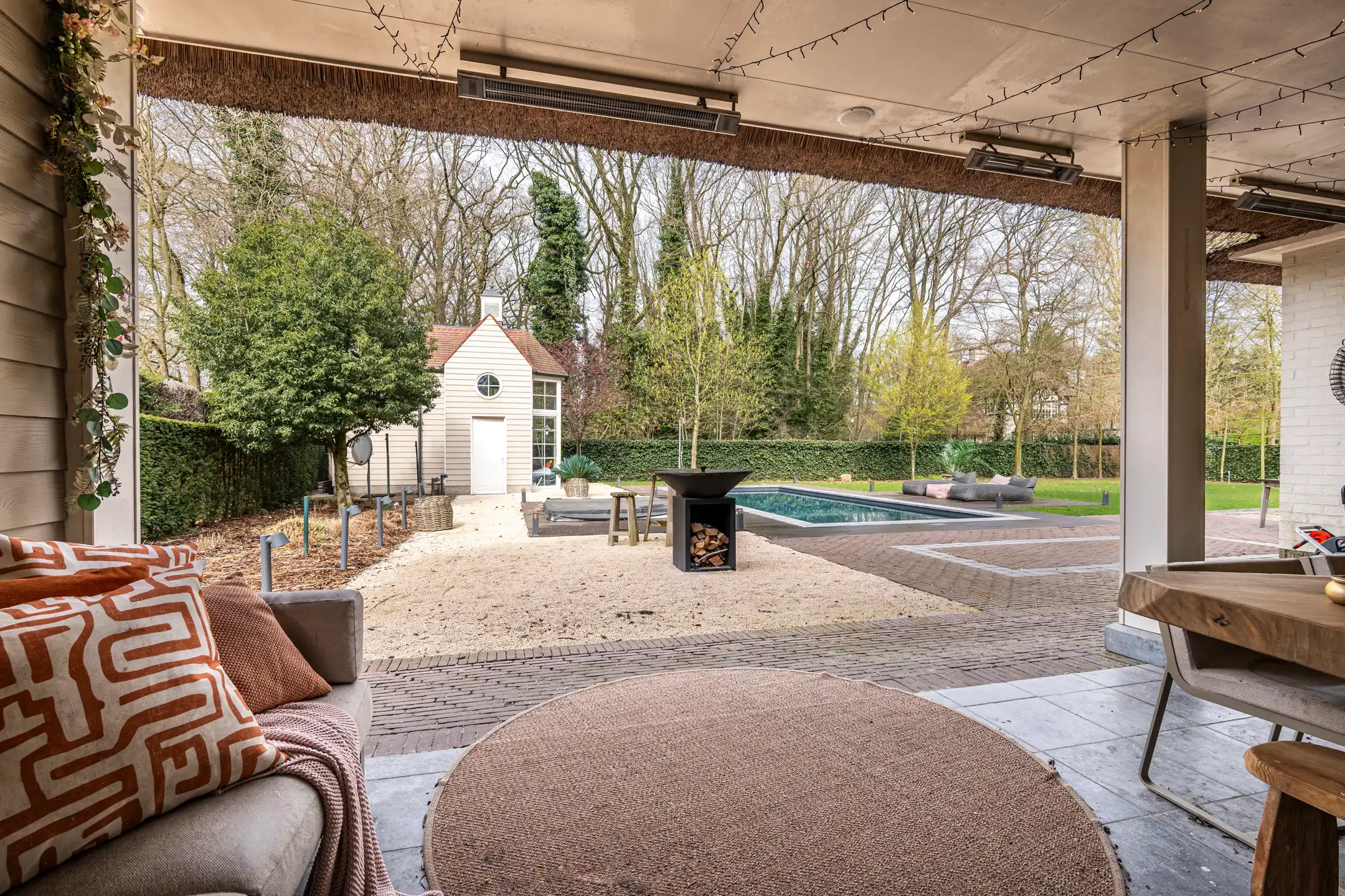 Rietgedekte villa op 2.000 m² met zwembad foto 26