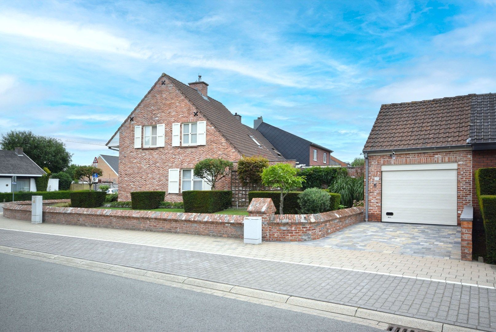 GEZELLIGE HALFOPEN BEBOUWING MET AFZONDERLIJKE GROTE GARAGE foto 2