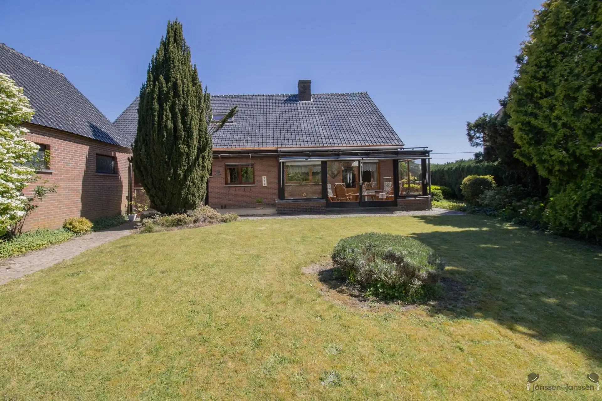 Ruime op te frissen woning met 4 slaapkamers en ruime garage op 1.276 m² foto 3