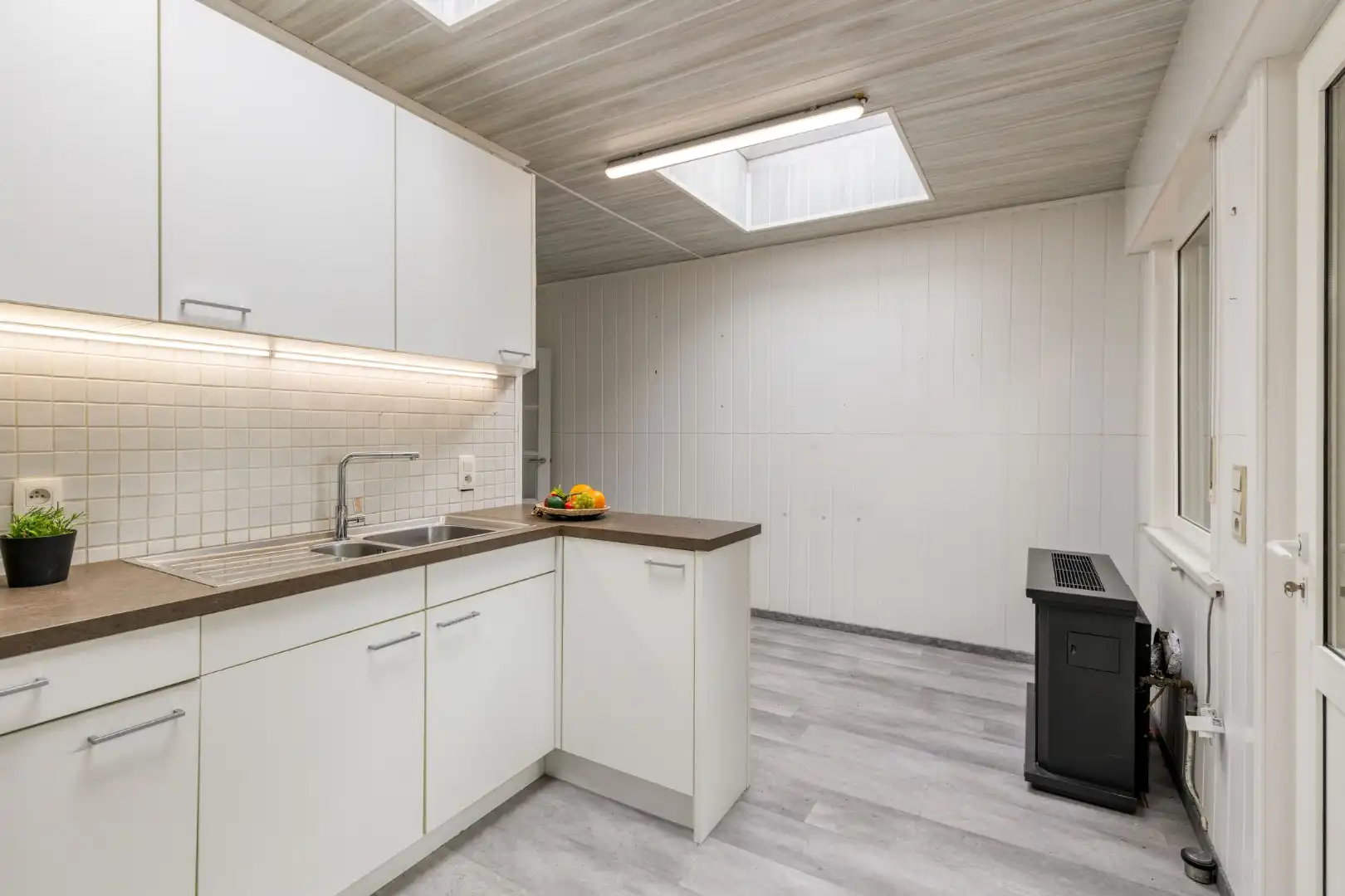 Gezellige rijwoning met grote garage, westgerichte tuin en unieke ligging in Lauwe! foto 8