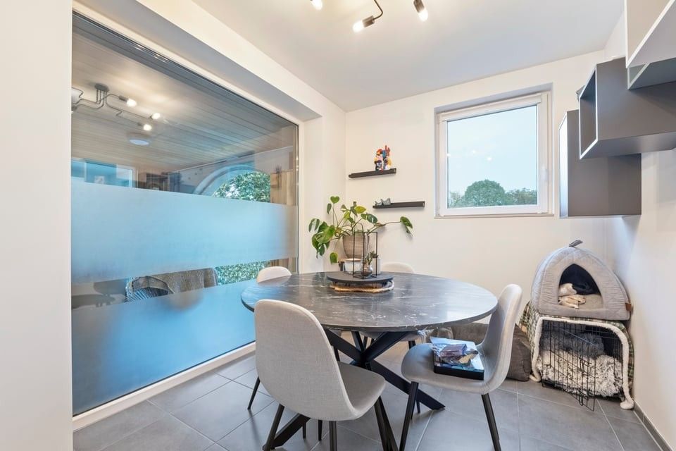 RUIM EN INSTAPKLAAR APPARTEMENT MET 3 SLKS EN EEN PARKEERPLAATS IN GENK foto 13