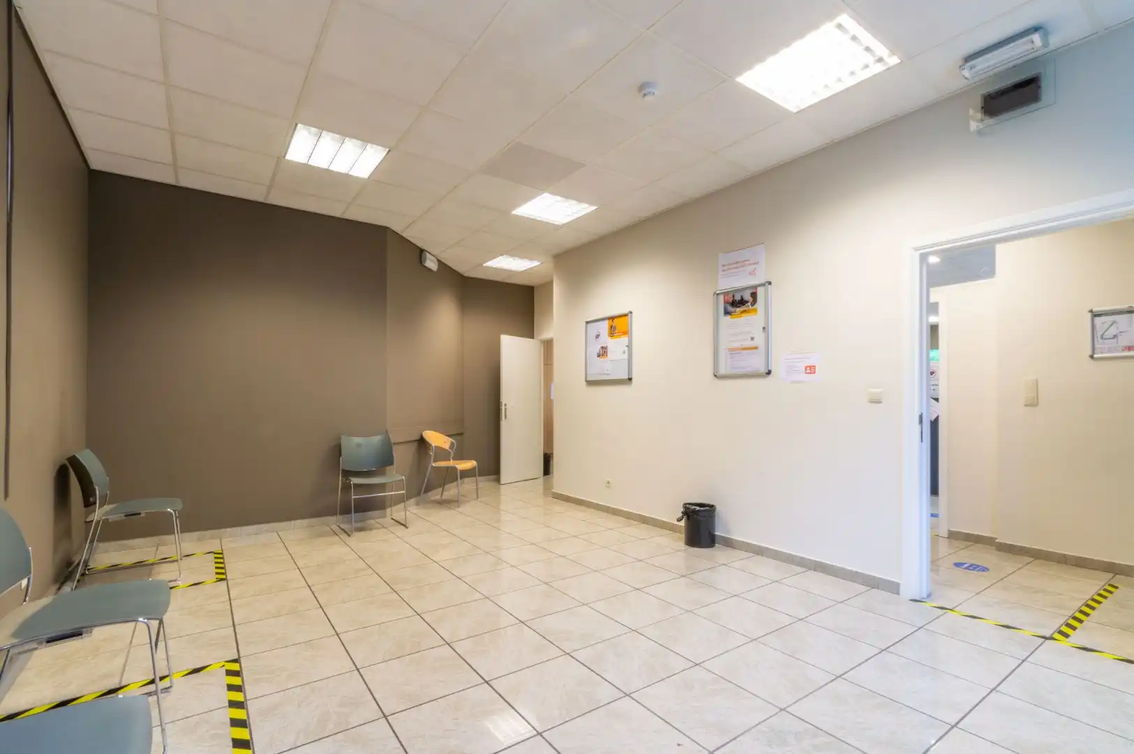 Recent en lichtrijk handels-/kantoorgelijkvloers ! (EPC: B) foto 10