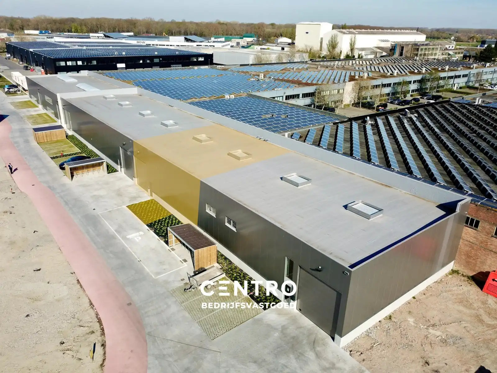NB KMO-UNIT (359,8m²) te koop met 2 private parkeerplaatsen voor de deur, elektrische sectionaalpoort en sanitair blok op industriezone "Herdersbrug" te 8000 Brugge foto {{pictureIndex}}