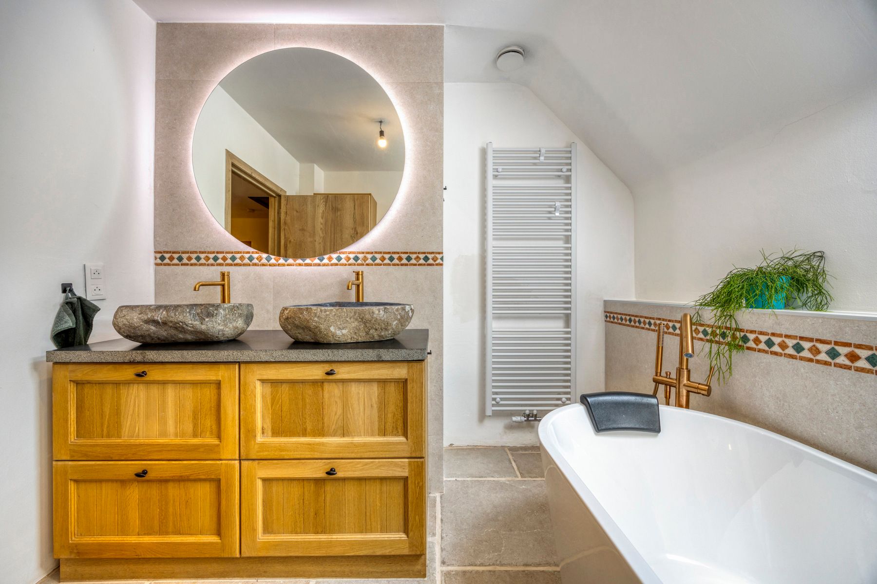 Zeer ruime gerenoveerde woning (± 398 m²) op een perceel van ± 60 are in het prestigieuze Bois de Strihoux foto 19