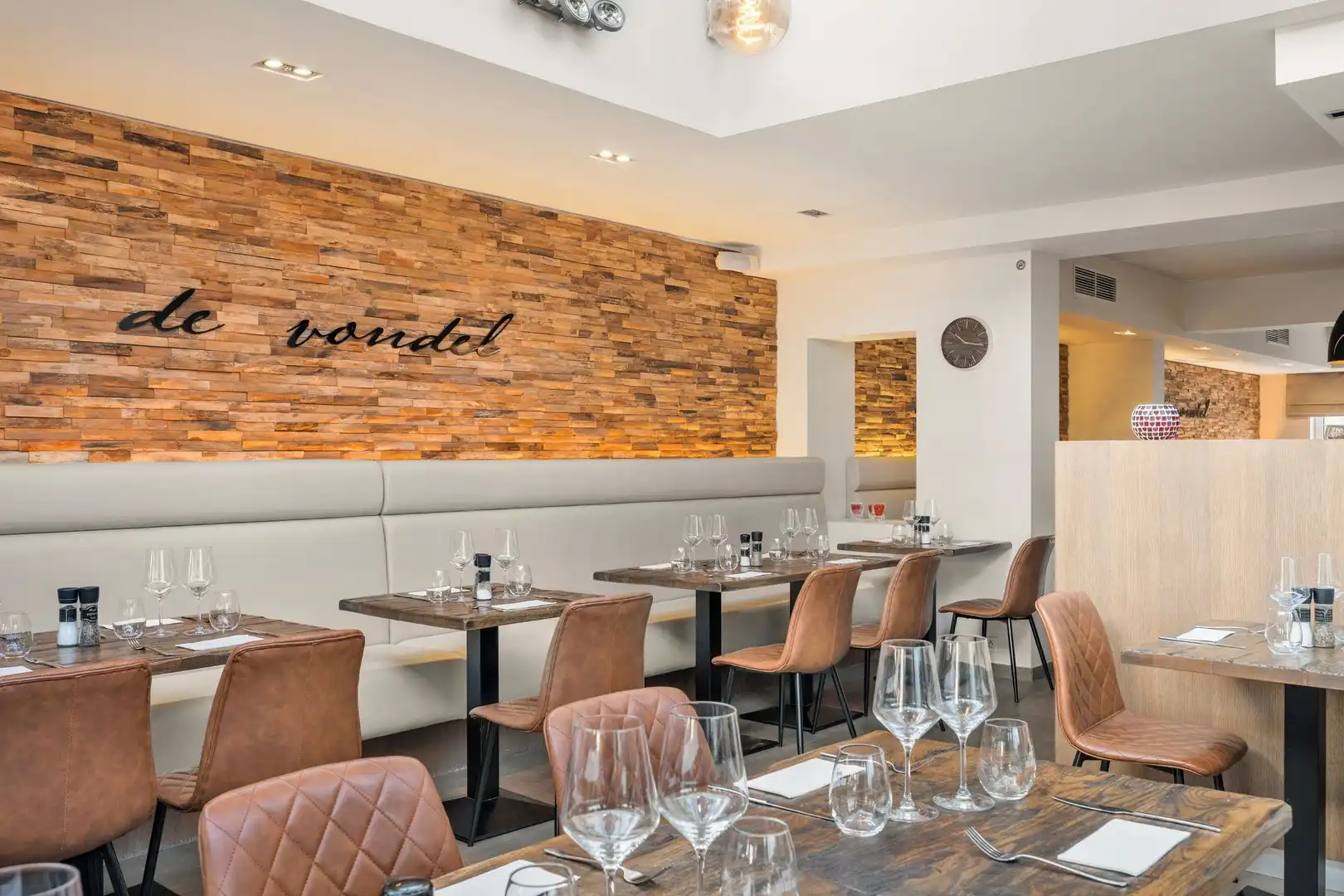 Gebouw waar het gezellige restaurant "De Vondel" is ondergebracht met woonst en voldoende parking op eigen terrein foto 10