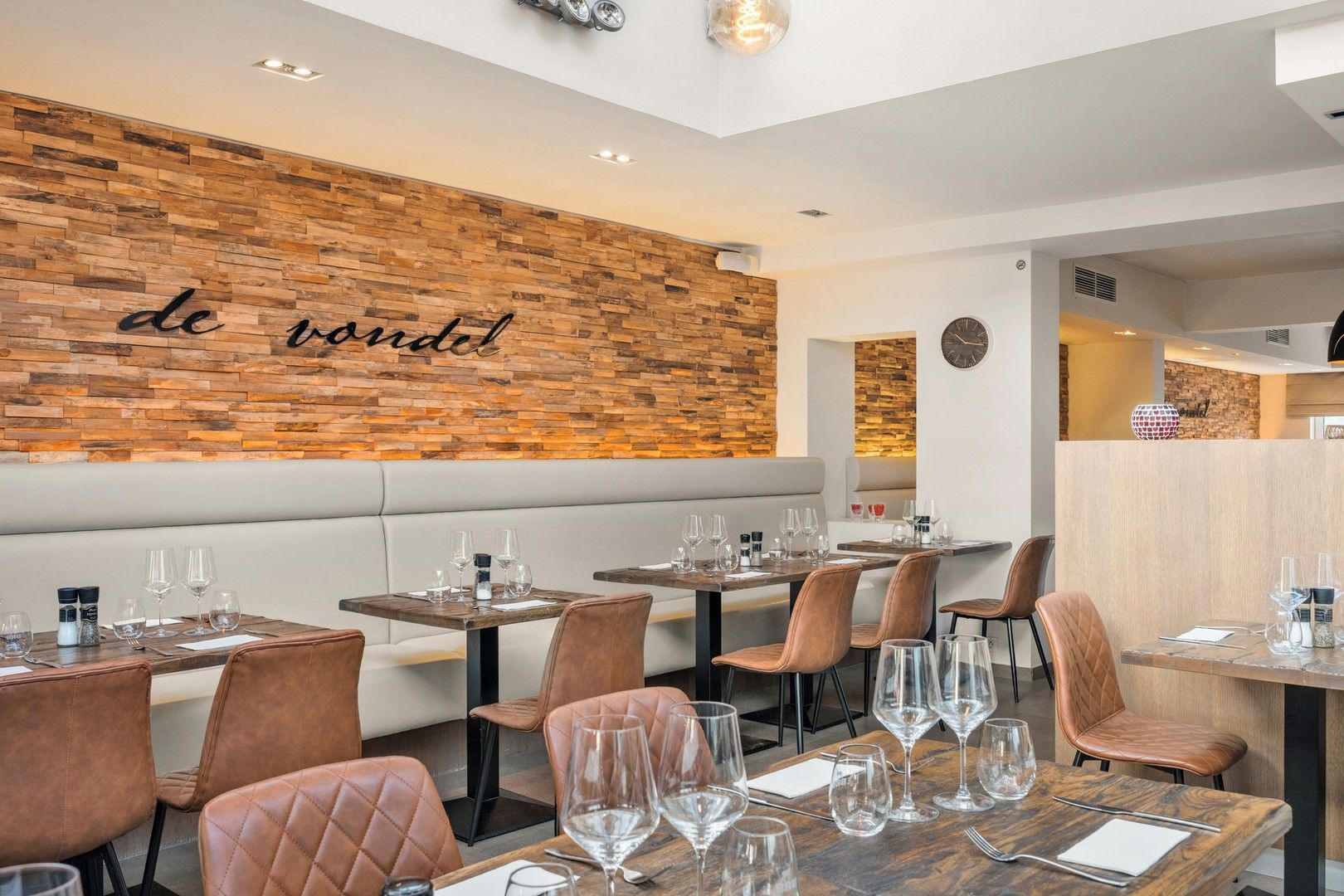 Gebouw waar het gezellige restaurant "De Vondel" is ondergebracht met woonst en voldoende parking op eigen terrein foto 10