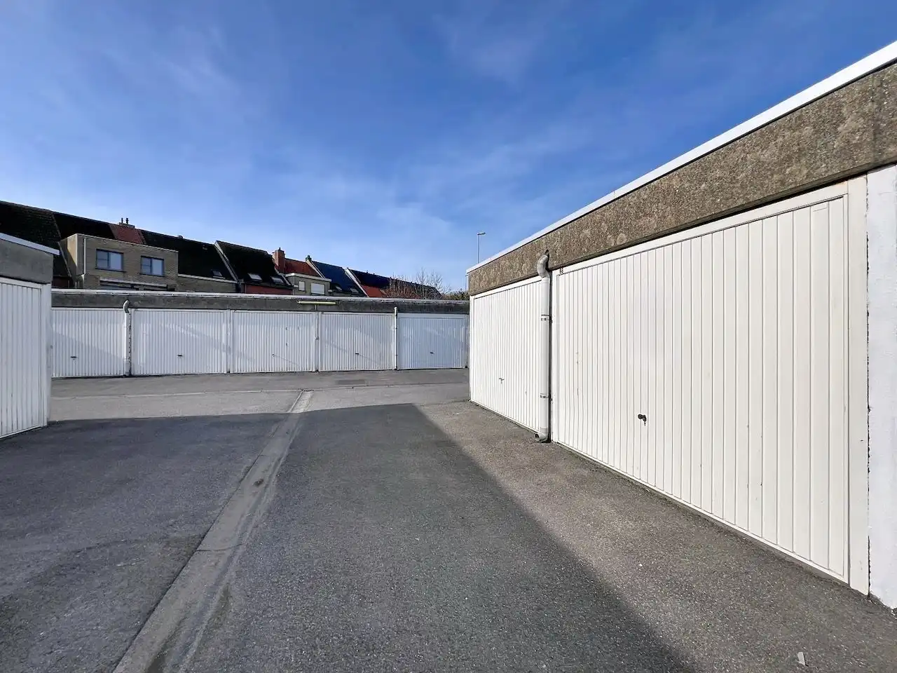 Afgesloten garage in de Peter Benoitlaan, makkelijk inrijdbaar. foto 5