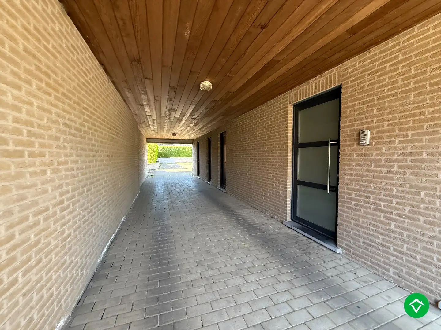 Duplexappartement met twee slaapkamers, zonneterras en parking te Moorslede  foto 2