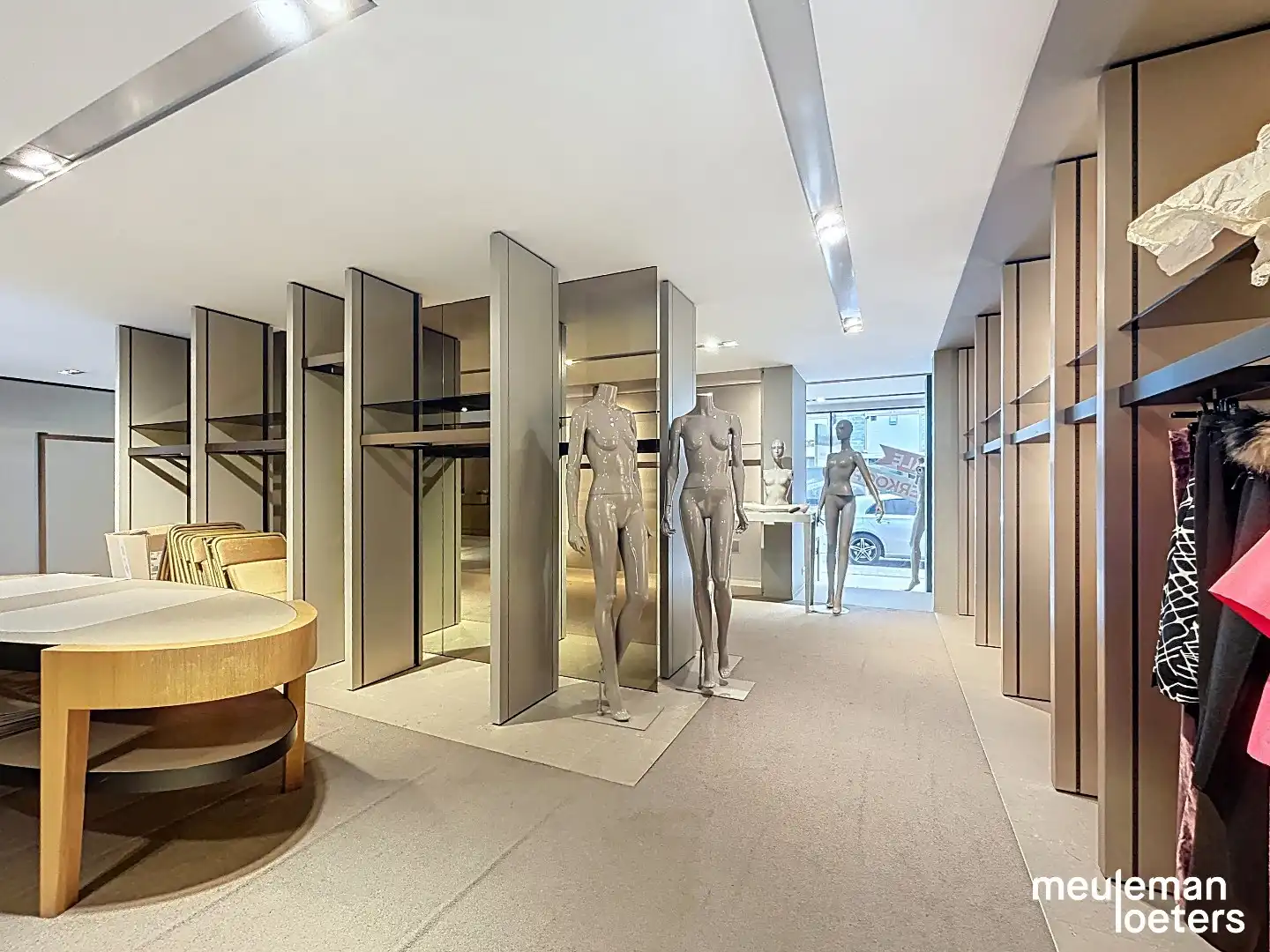 Unieke winkelruimte in het commercieel centrum foto 4