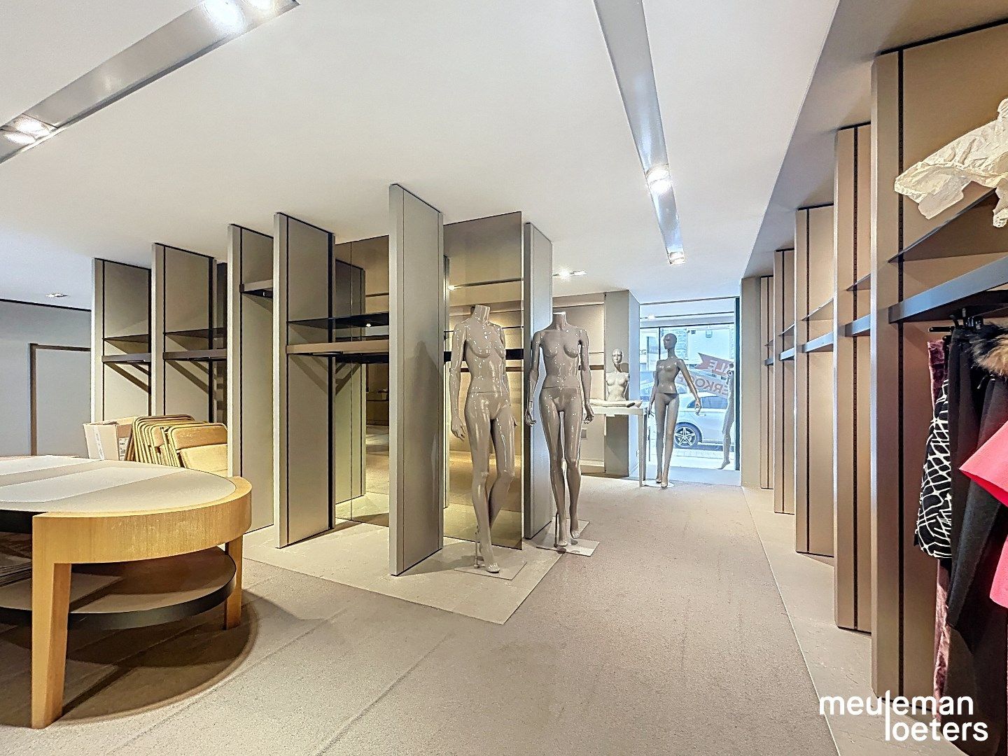 Unieke winkelruimte in het commercieel centrum foto 4