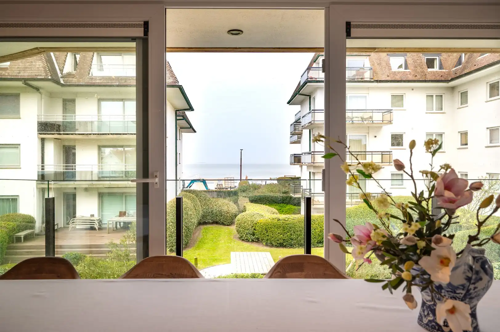 Appartement met zeezicht, gelegen in een villaresidentie in hartje Zoute. foto 11