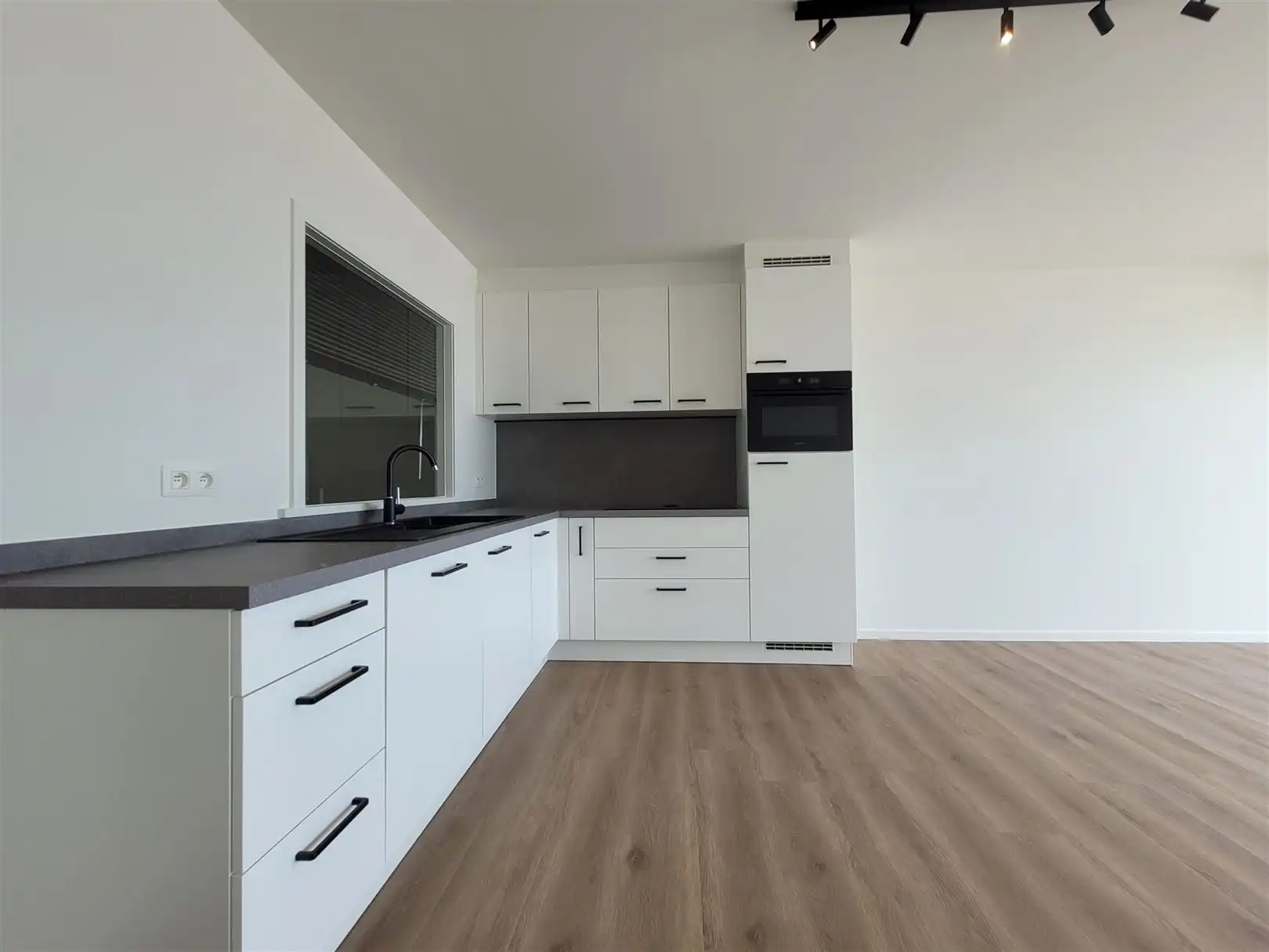 Ongemeubeld appartement met 1 slaapkamer en slaaphoek foto 9