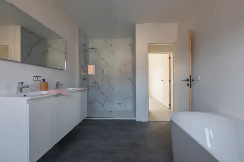 Instapklare, halfopen woning met 5 slaapkamers, bureau, tuin, volledig ingerichte keuken...(energielabel B) foto 3