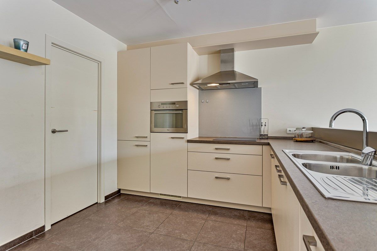 Modern en instapklaar appartement met 2 slaapkamers in hartje Kortrijk foto 7