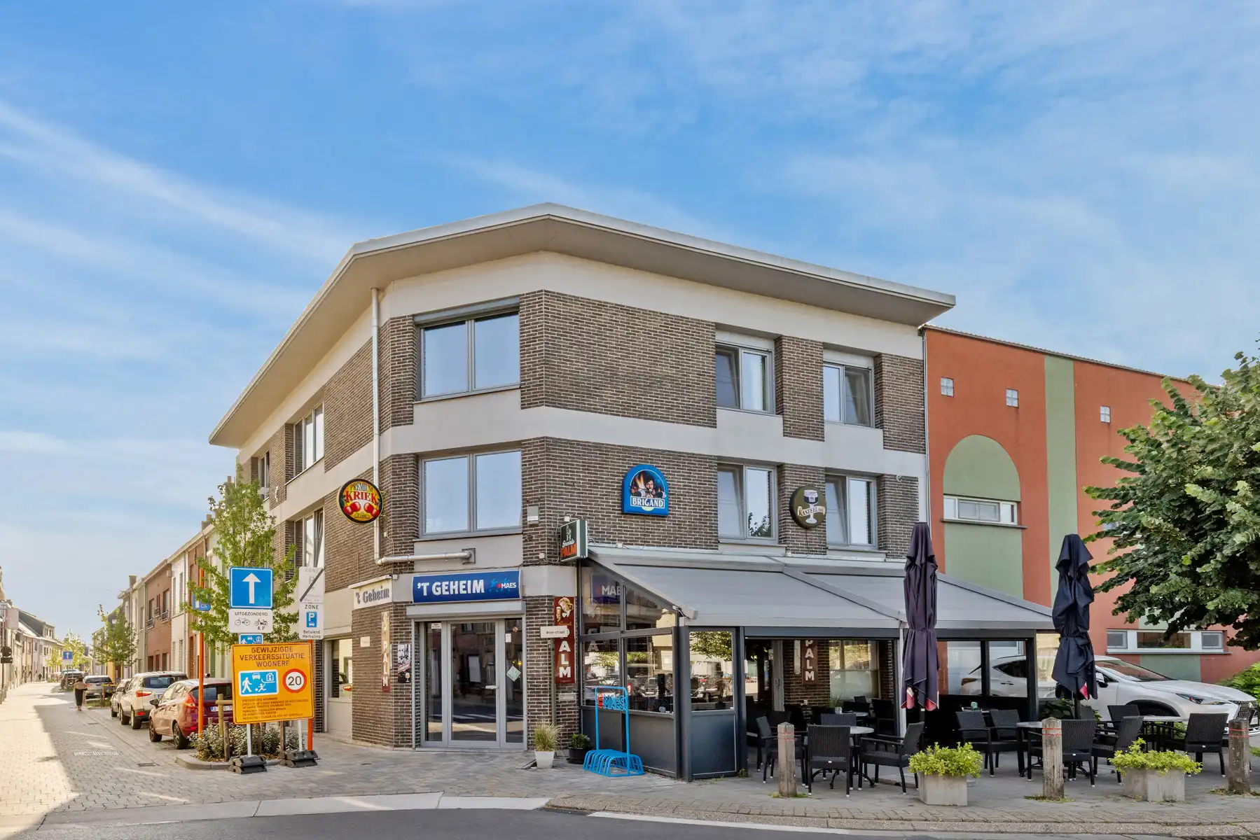 Handelsruimte met appartement op strategische ligging foto 2