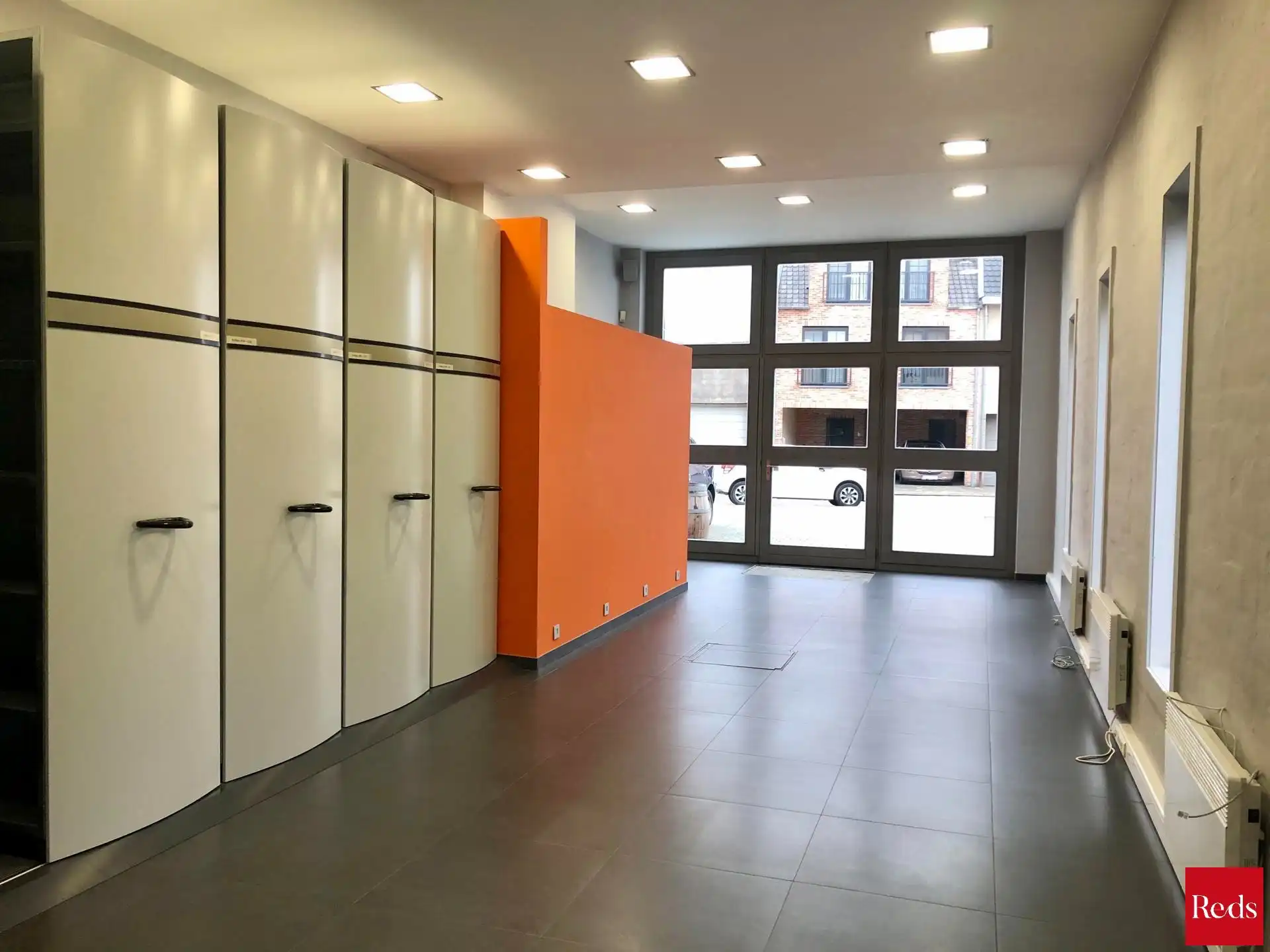 Kantoor/handelsruimte met achtergelegen magazijn te huur foto 2