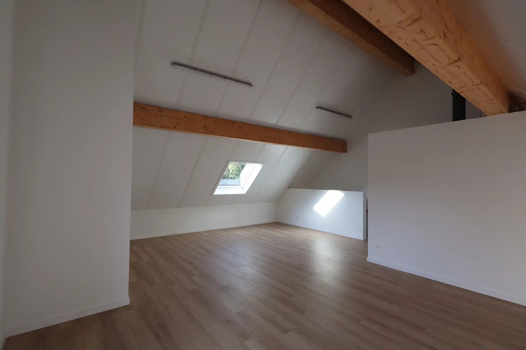Een nieuwbouwwoning met 4 slaapkamers, tuin en garage. foto 19