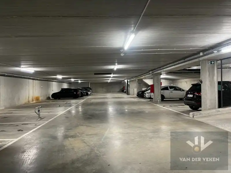 Ondergrondse autostaanplaats vlakbij centrum en hogescholen foto 4