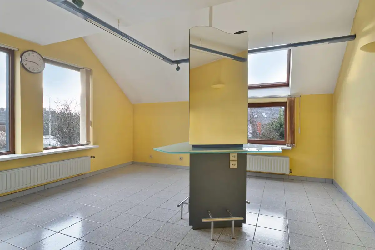 Ruime woning met thuiskantoor te Lendelede foto 8