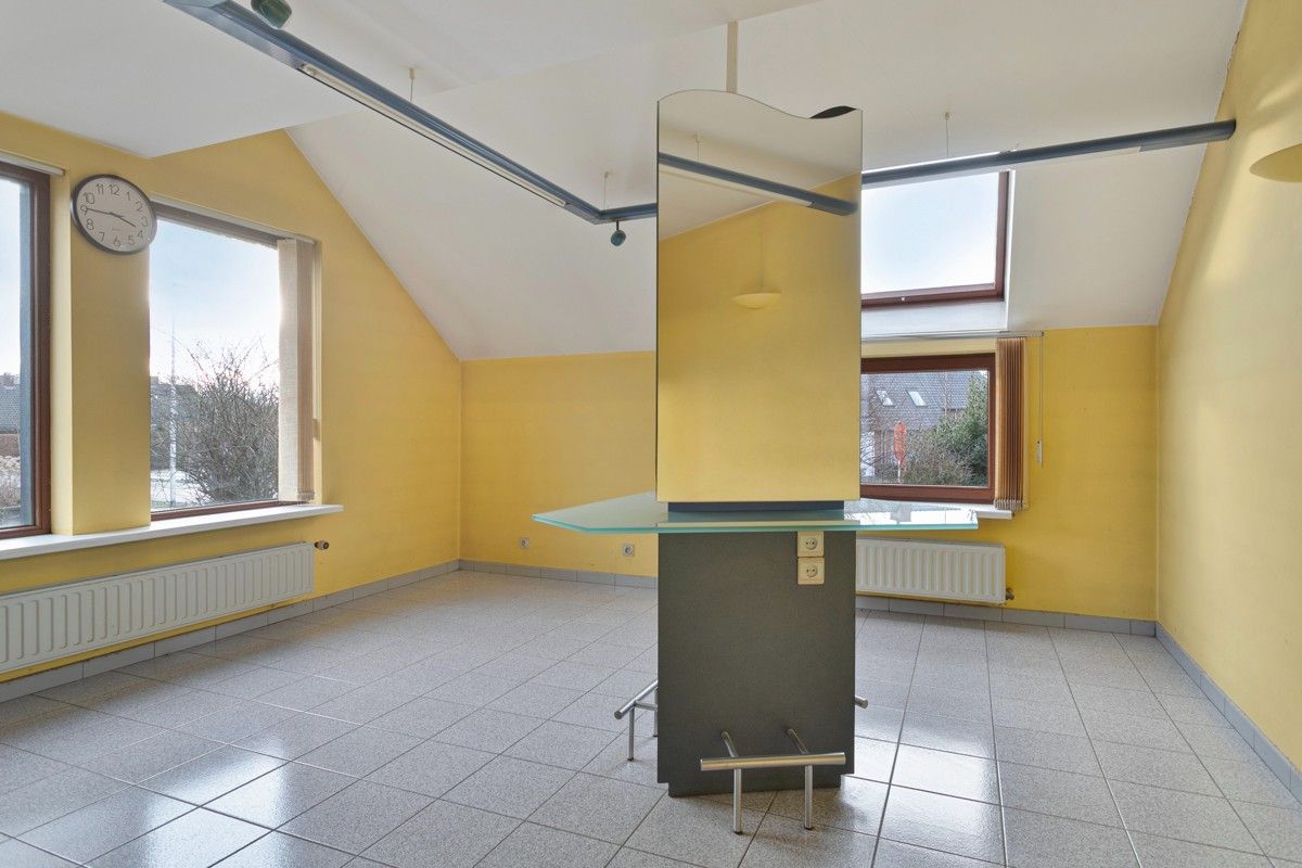 Ruime woning met thuiskantoor te Lendelede foto 8