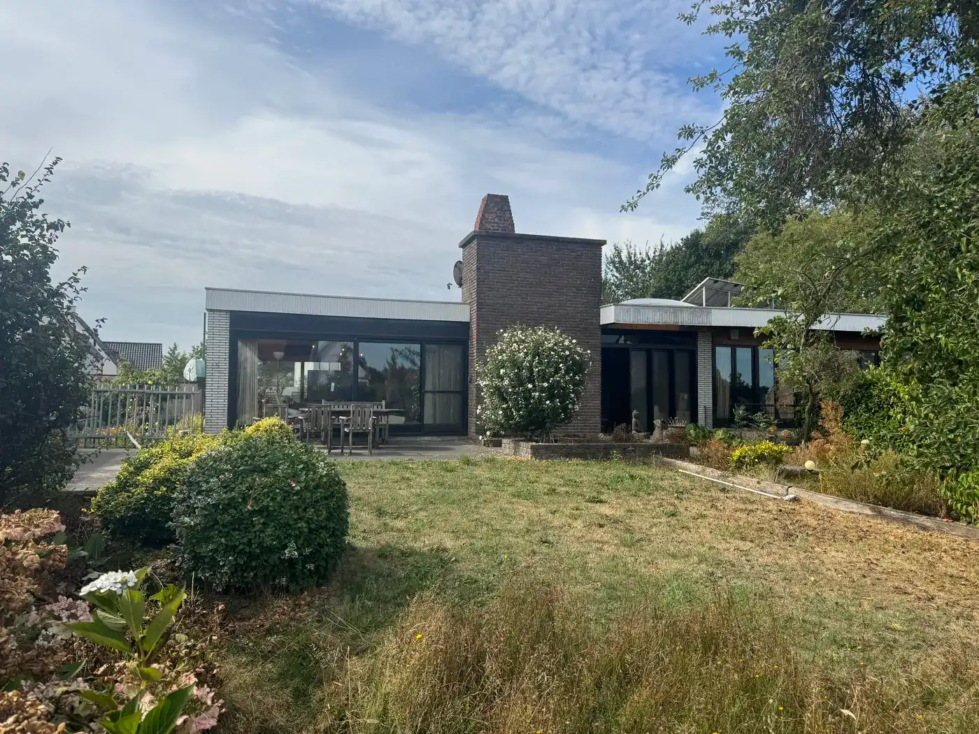 Ruime bungalow uit 1960 met panoramisch uitzicht en groene tuin in Zwevegem foto 6