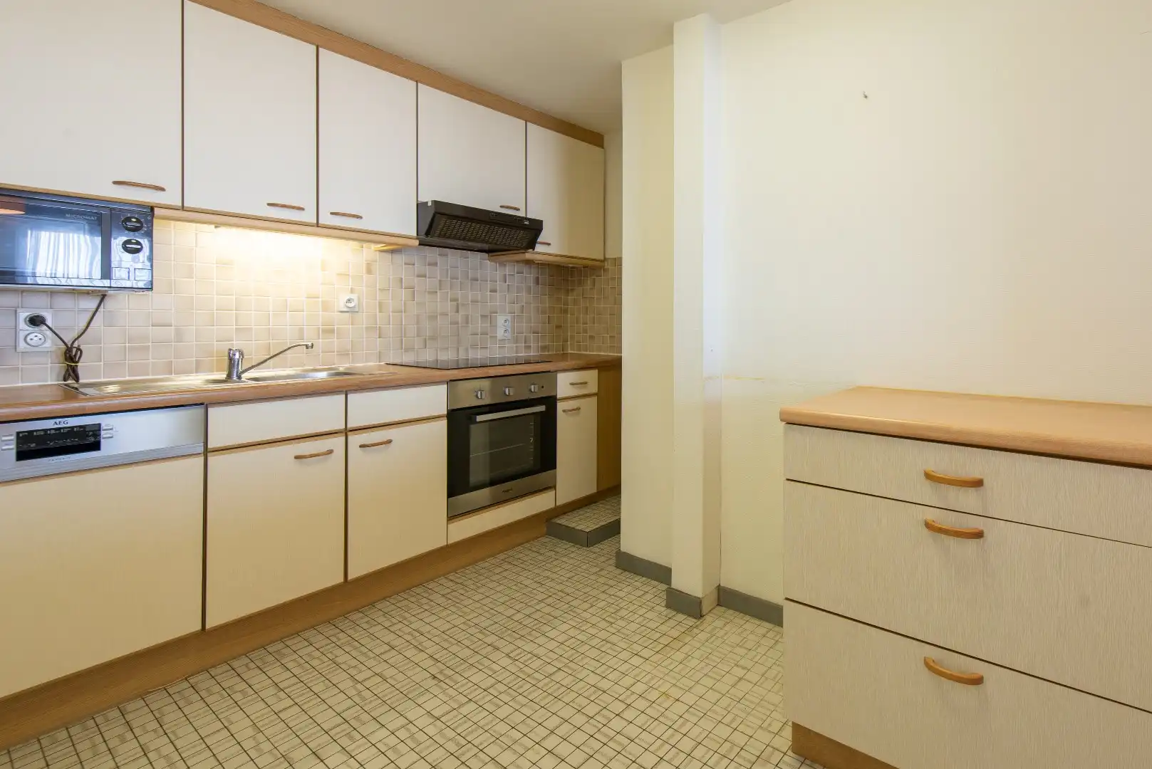 Instapklaar appartement op het gelijkvloers met prachtig zicht op zee. Gelegen aan de Zeedijk, op een toplocatie aan het strand. foto 5