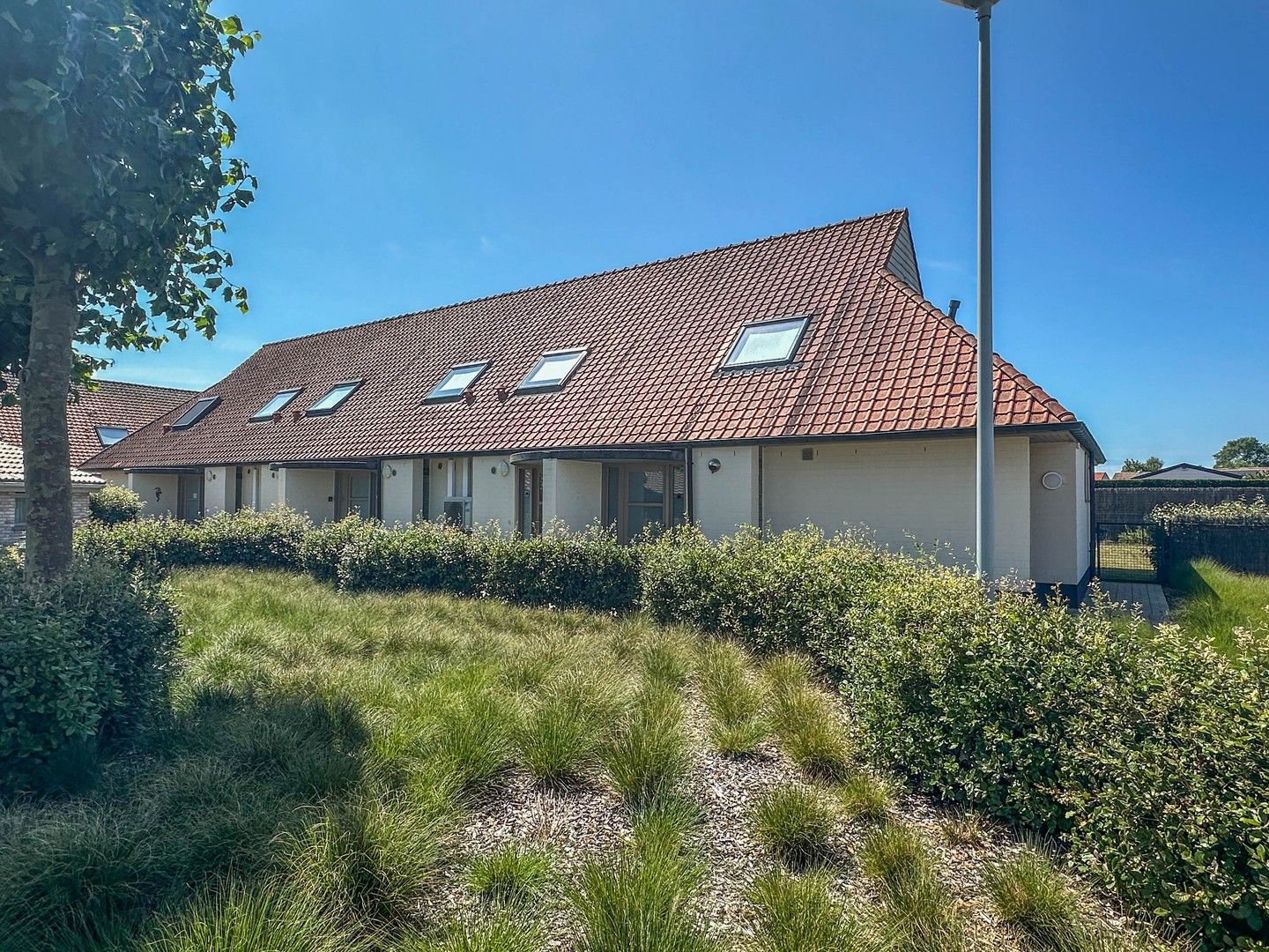 Volledig gerenoveerde vakantiewoning met zonnig terras, tuin en parking. foto {{pictureIndex}}