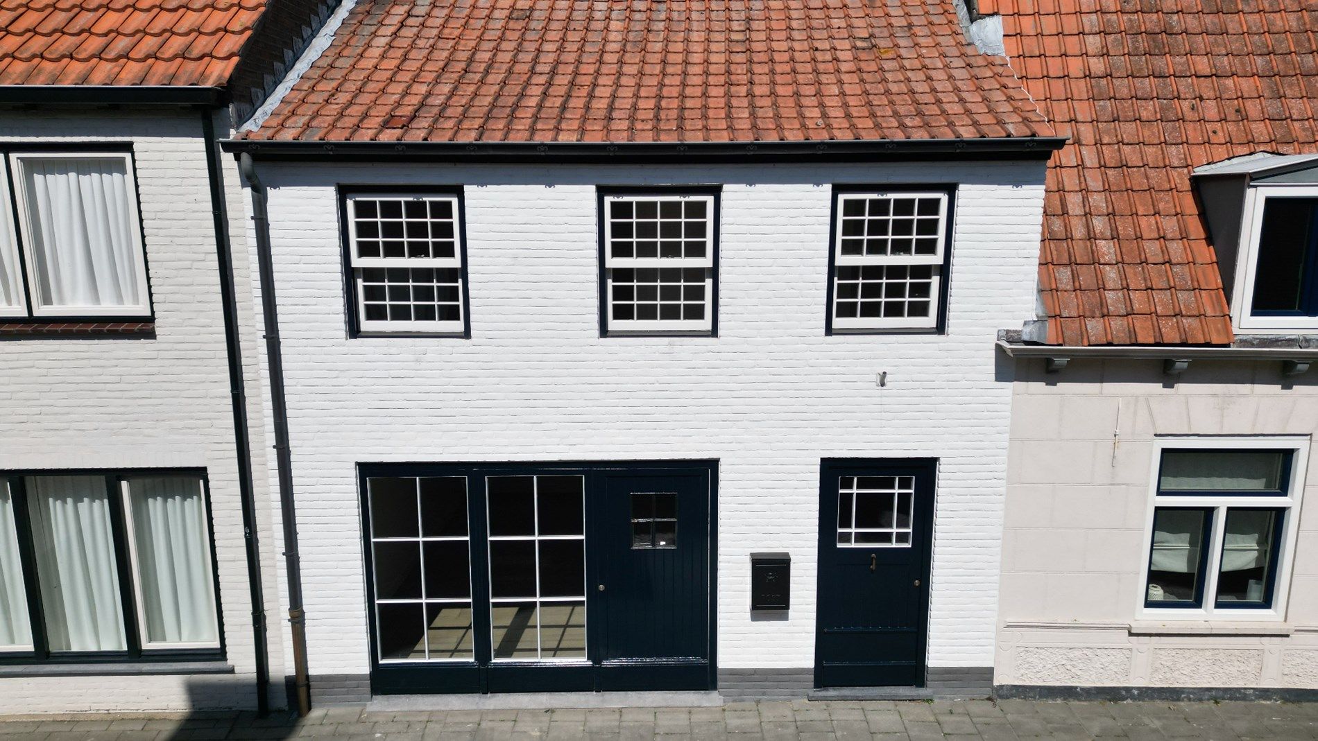 Sfeervolle en luxe tussenwoning in Zuidzande met vrij zicht over de velden foto 3