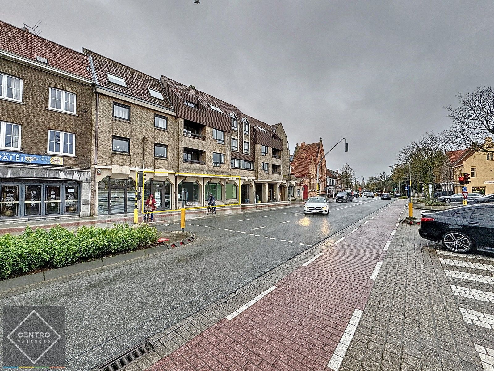 Instapklare, lichtrijke kantoorruimte met kitchenette en toilet te Assebroek. Op zichtlocatie en met ruime openbare parkeergelegenheid voor de deur. foto 2