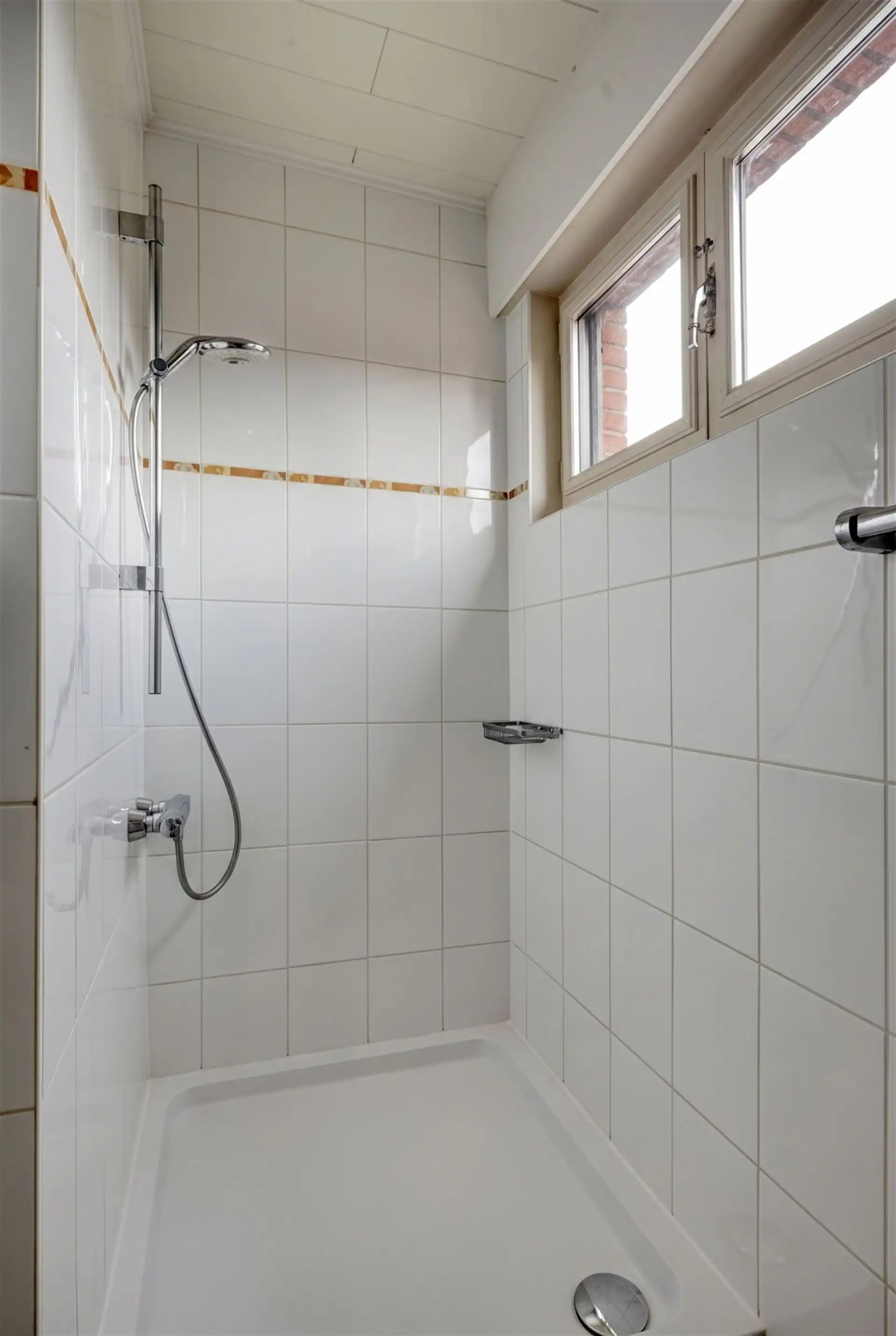 Woning met 3 slaapkamers, tuin en garage.  foto 13